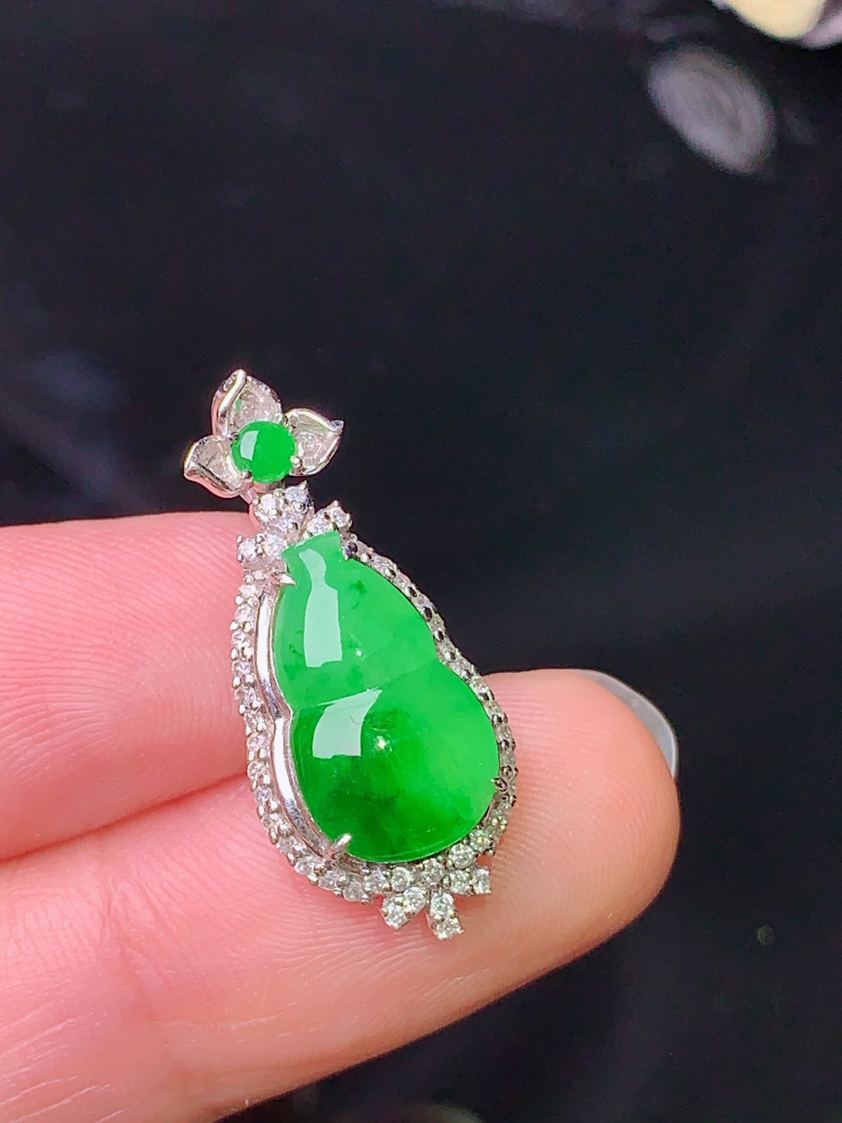 18k金钻镶嵌翠绿葫芦吊坠 玉质细腻 色泽艳丽 整体尺寸24.6*11*7.5