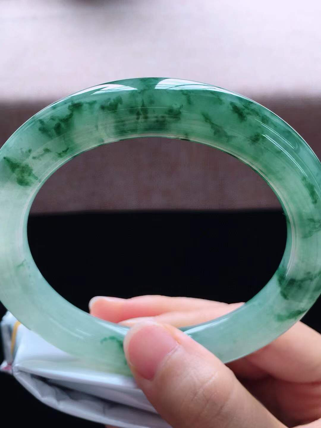 【翡翠名称】老种冰飘花61.6大圈口圆条手镯
【翡翠尺寸】61.6*12*11.5mm适合61.6-