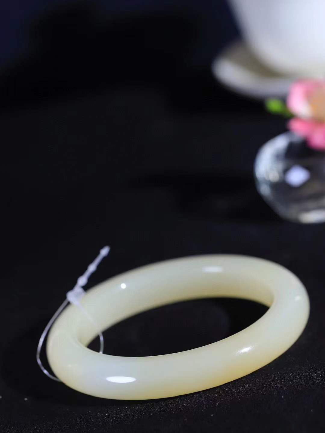 【暖玉生香·手镯】

精品和田玉糖白玉手镯，质地油润细腻，色泽高贵典雅，镯型古朴典雅。在诗情画意的雨巷相遇，你是我腕间的一抹风情，有你眸有深情，清风荡漾湖间静水，我愿俯身低眉，在烟波涟漪处，寻你深情倩影。内径57.5mm尺寸12-9.7mm重62.5克  6930951T