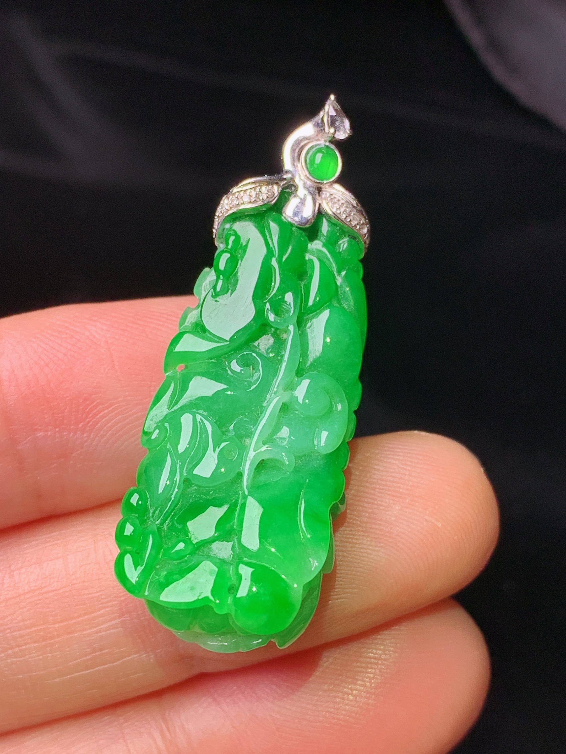 18k金钻镶嵌翠绿白菜吊坠 玉质细腻 色泽艳丽清新 水润亮眼 整体尺寸39*13.8*10.8