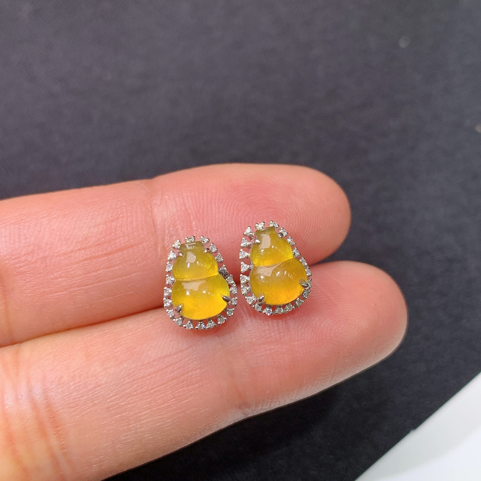 冰黄翡葫芦耳钉，18k金镶嵌，简约时尚，冰润鲜艳，种水足，Yt 尺寸7.3*5.6*2