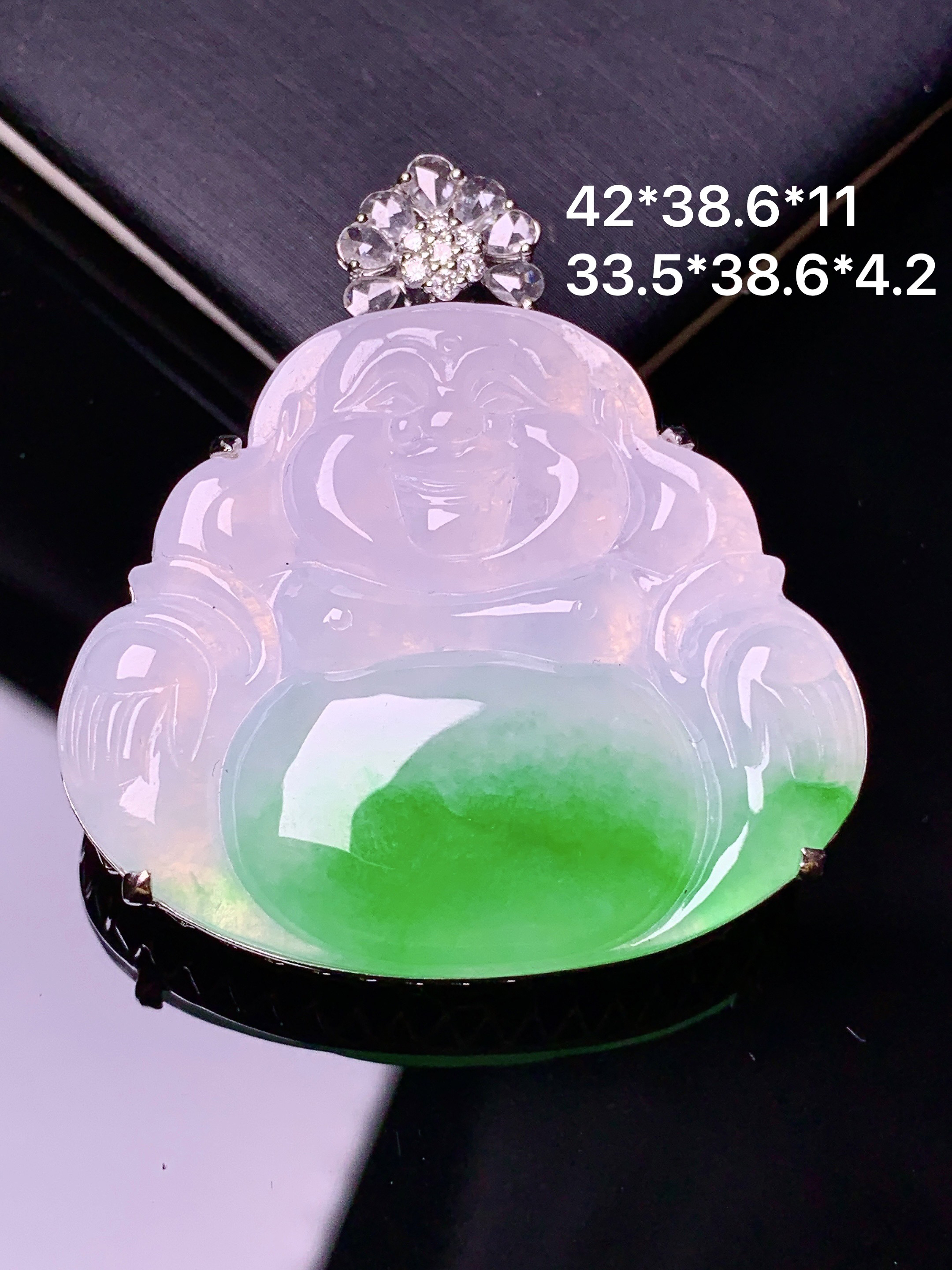 18k金钻镶嵌飘绿佛公吊坠 玉质细腻 色泽艳丽清新 水润亮眼 整体尺寸42*38.6*11