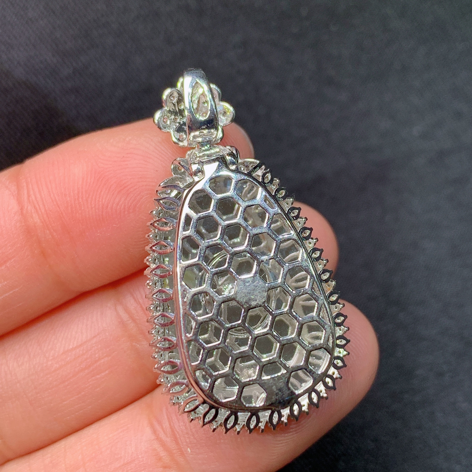 冰阳绿如意吊坠，18k金镶嵌，冰润色阳，玉质细腻，种水足，Lp 尺寸35.3*19.4*8.8