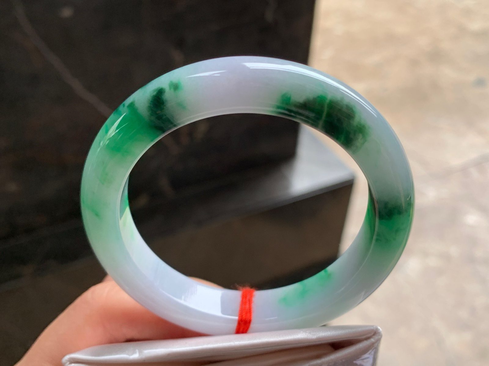 55-12-9.2

带色手镯^_^颜色鲜艳 玉质温润