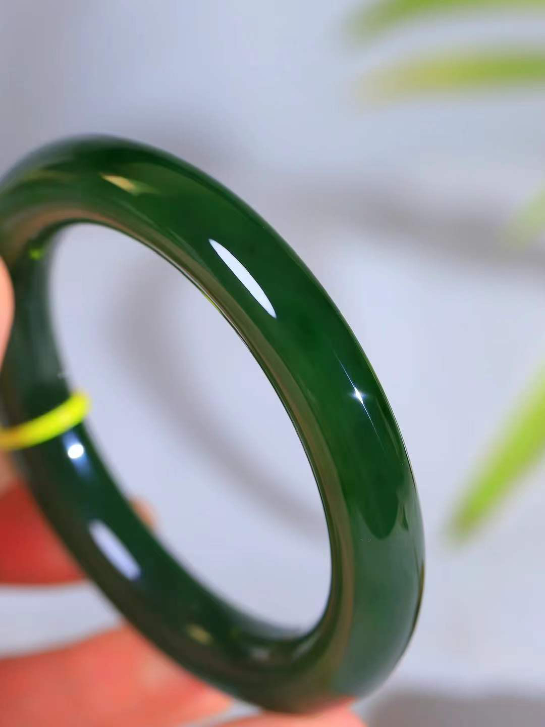 【碧波流转·手镯】

收藏级臻品️和田玉碧玉圆条手镯，玉质细腻温润，手感舒适，️线条流畅，简约大气，美自天成，佩戴于腕间，婉约之美，举手投足间透出那份低调奢华，醉人心扉。
重73克 内径圈口58.5mm尺寸11.3-11.8mm  FDA-1325308