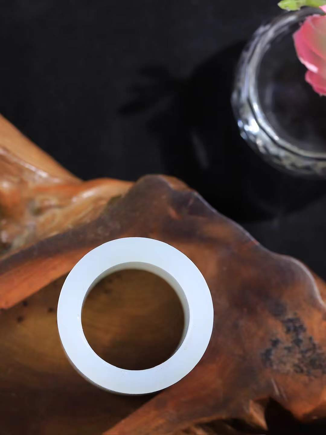 【古韵·扳指】

精品和田玉白玉扳指，玉质温润，油润感十足， 整器古韵生辉。优雅高贵。运筹帷幄于掌中，决胜于千里之外。重26.3克 内径圈口22.2mm尺寸21-5mmFDL-3634942