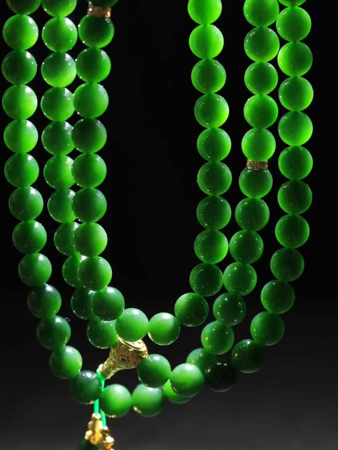 【链.108】

精品和田玉碧玉圆珠108挂链 玉质温润细腻 油性十足 佩戴舒适。珠珠落玉盘，间关莺语花底滑，一生美好时光，无论身在何处，都有它相伴相守。事事顺遂，幸福美满，吉祥如意。重156克 尺寸取一9.5mm FDA-7824392