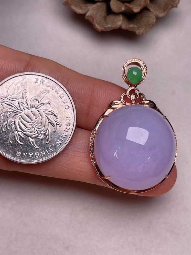 冰糯种紫罗兰大蛋面吊坠，真金真钻镶嵌，种水好，玉质细腻 .裸石尺寸 22.0