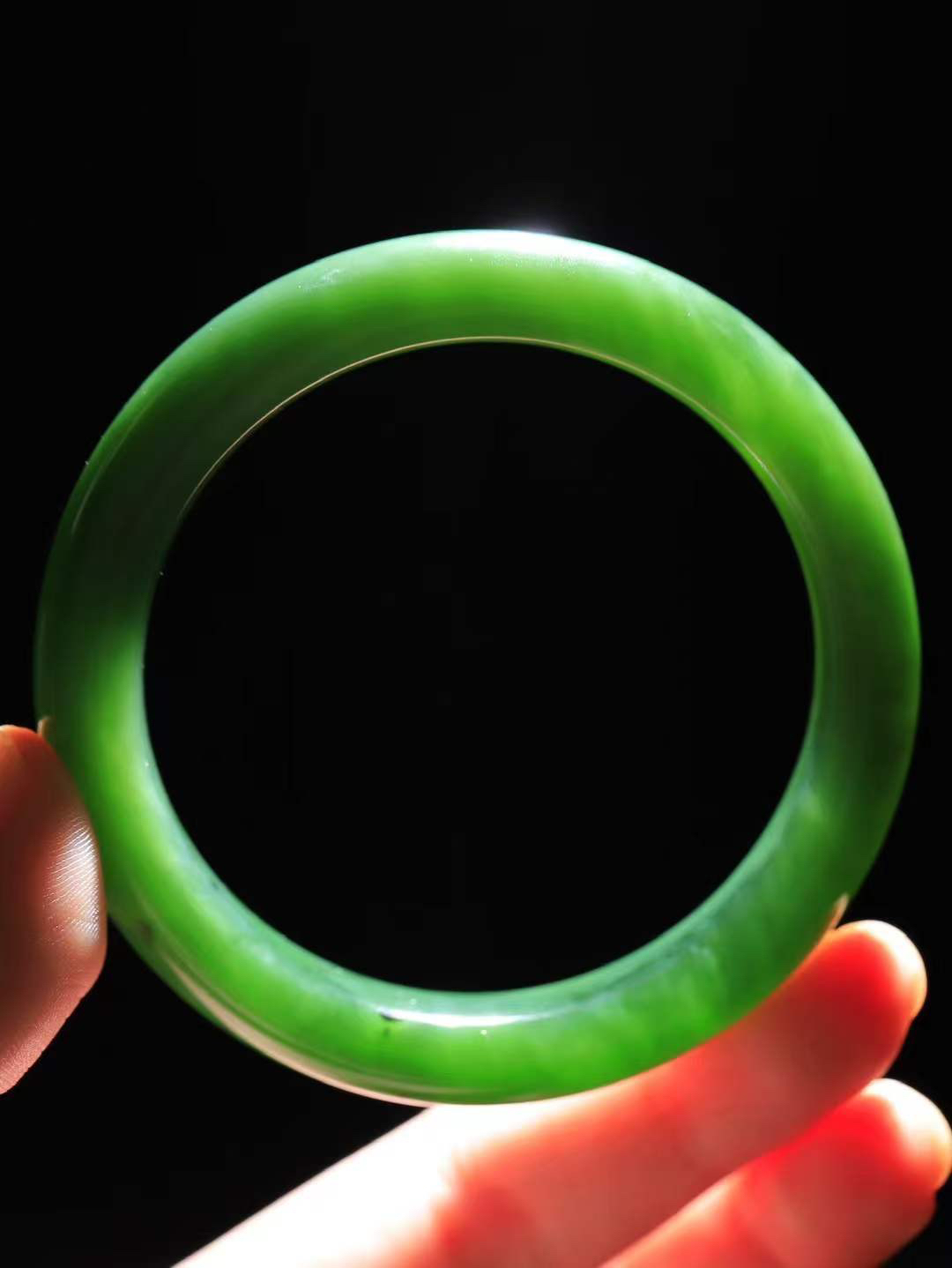 【碧波流转·手镯】

精品和田玉碧玉手镯，玉质细腻温润，手感舒适，️线条流畅，简约大气，美自天成，佩戴于腕间，婉约之美，举手投足间透出那份低调奢华，醉人心扉。
重47克 内径圈口57mm尺寸11.2-8.5mm  FDA-1325308