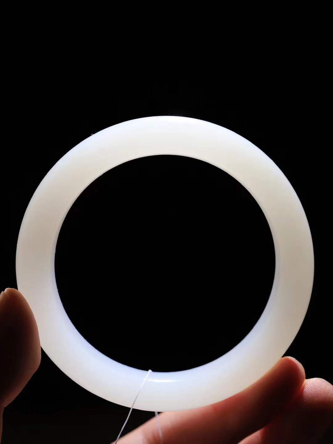 【婉约佳人.镯】

精品和田玉白玉手镯，玉质细腻，触感温润，佩戴它，感受玉石的温度与自然的灵性，让每一天都充满诗意与美好。重68.7克  尺寸59-12.8-10mm  1135933T