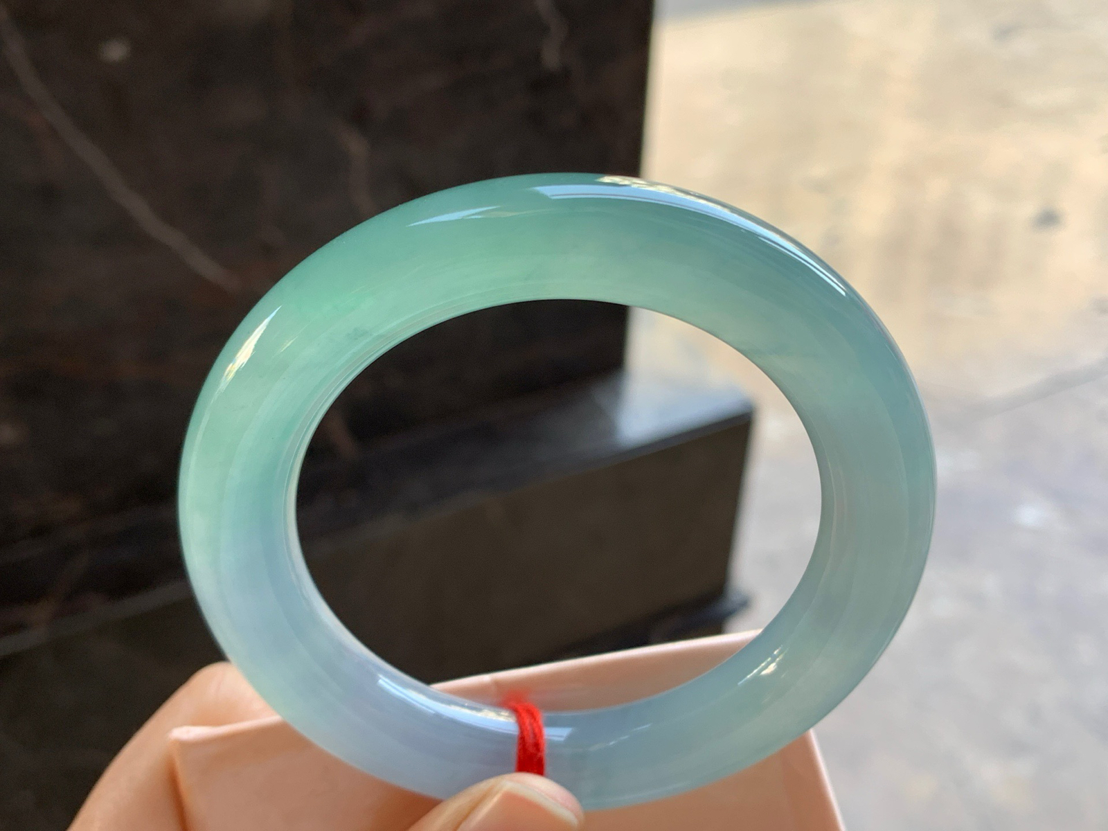 57-12

冰晴蓝圆条手镯^_^颜色鲜艳