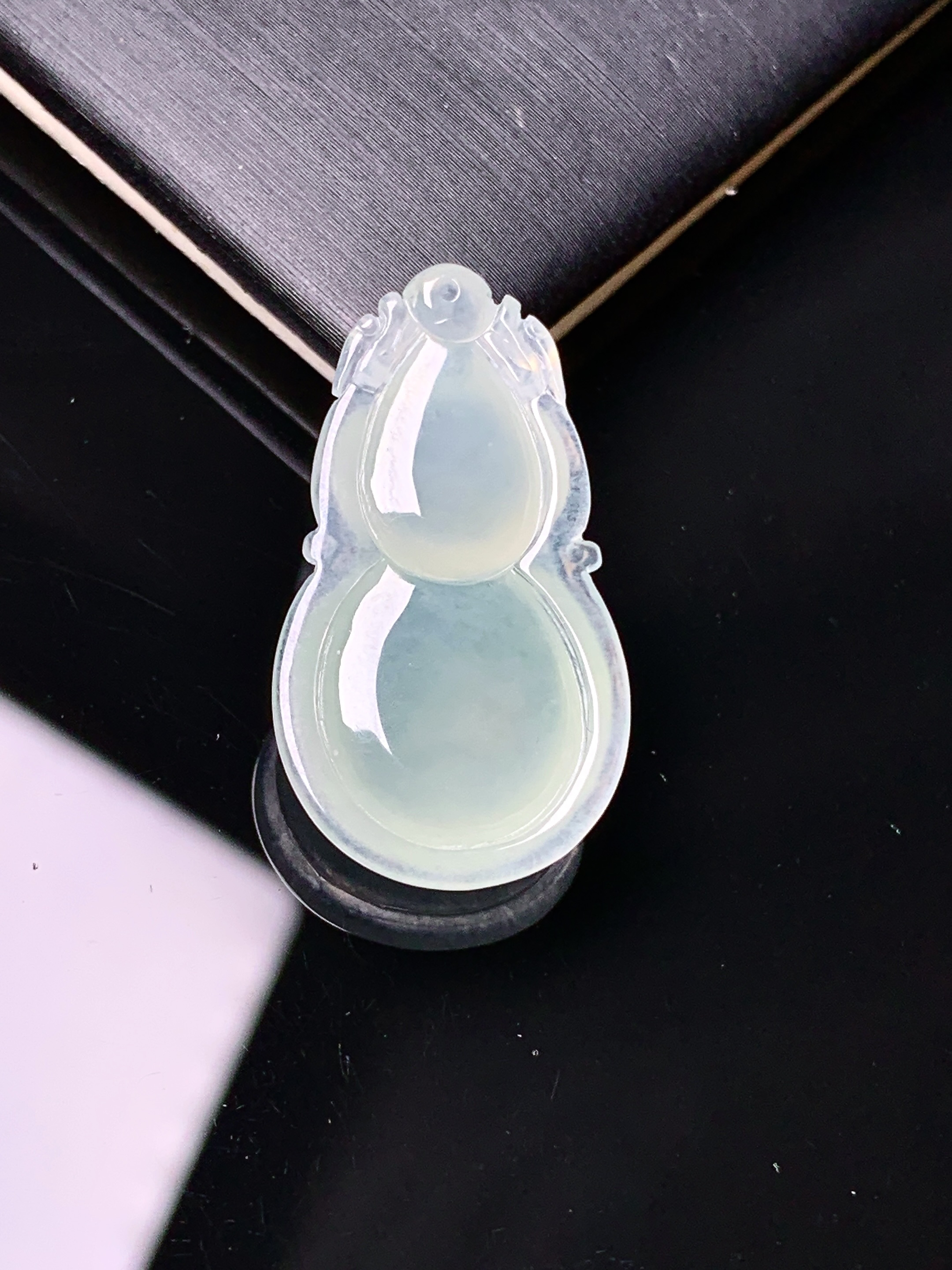 冰种葫芦吊坠 玉质细腻 色泽艳丽清新 水润亮眼 整体尺寸28.5*15.6*5.6