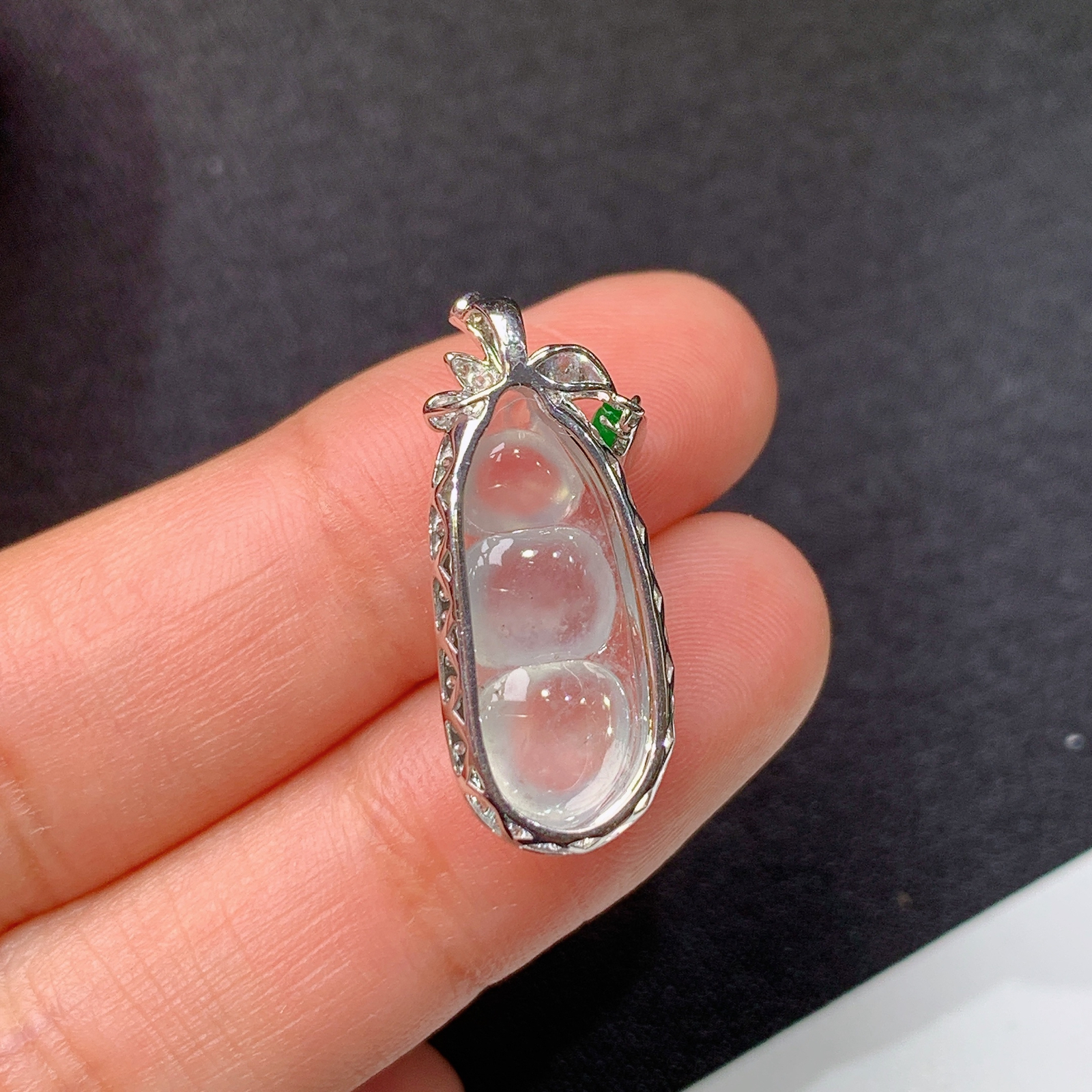 冰种福豆吊坠，18k金镶嵌，冰冰润润，玉质细腻，种水足，Fc 尺寸24.9*10.2*6.9