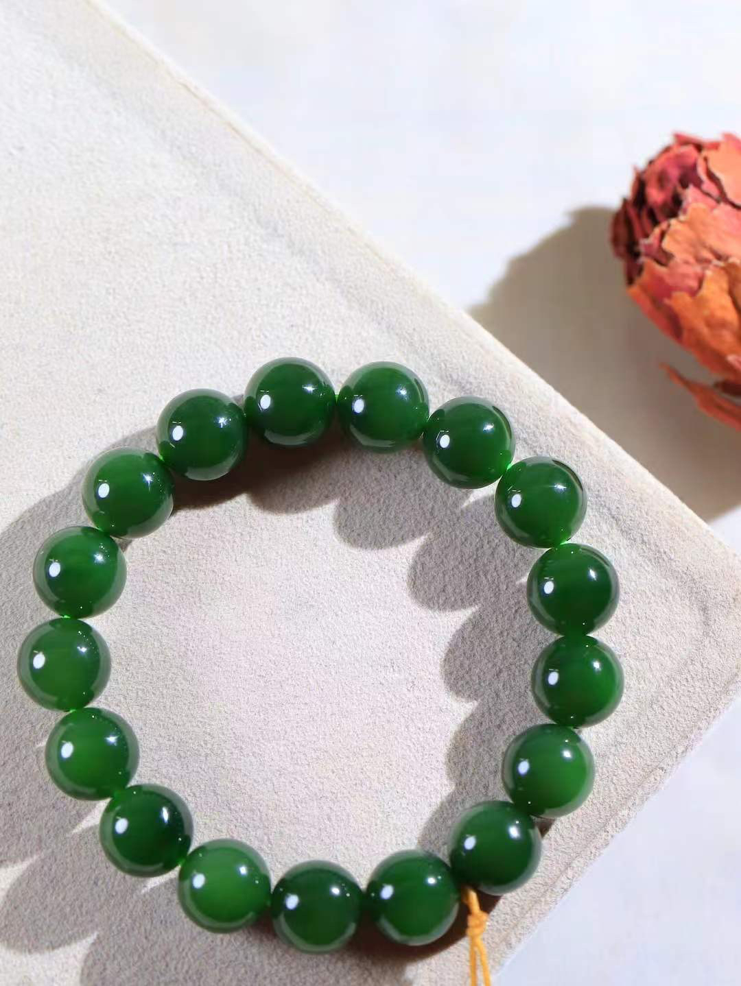 【珠圆玉润.手串】

精品和田玉碧玉珠圆玉润手串 玉质温润细腻  整串打磨圆润，佩戴舒适。珠珠落玉盘，间关莺语花底滑，一生美好时光，无论身在何处，都有它相伴相守。事事顺遂，幸福美满，吉祥如意。重46.8克 尺寸取一12mm FDL-1630900