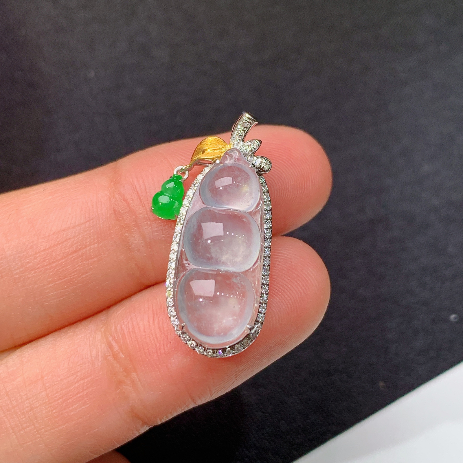 冰种福豆吊坠，18k金镶嵌，冰冰润润，玉质细腻，种水足，Fc 尺寸24.9*10.2*6.9