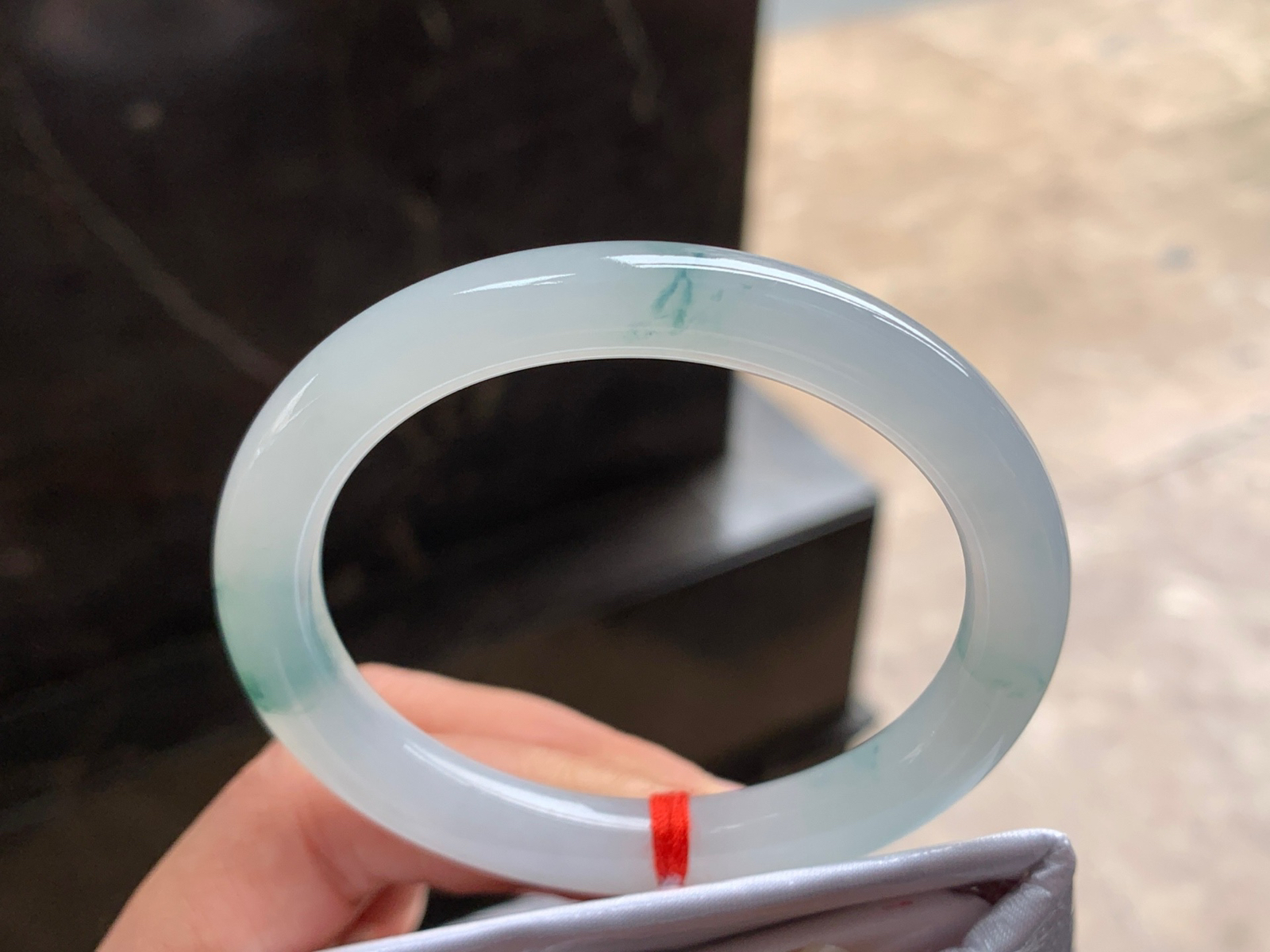 52.5-8.9

冰蓝花贵妃手镯^_^清新 正圈50可以带