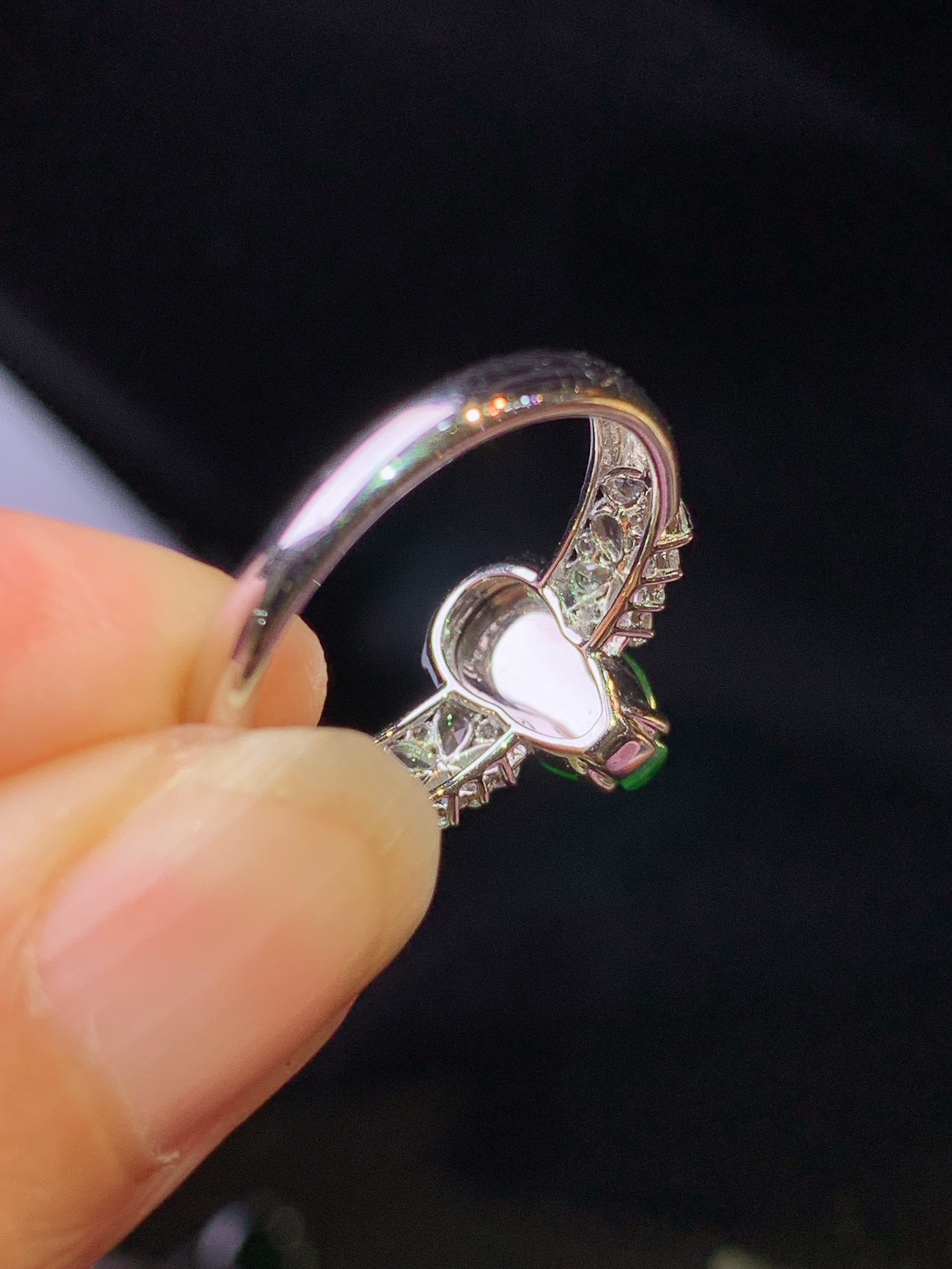 18k金钻镶嵌满绿葫芦戒指 玉质细腻 色泽艳丽清新 水润亮眼 圈口13 整体尺寸9.6*6.5*2.5