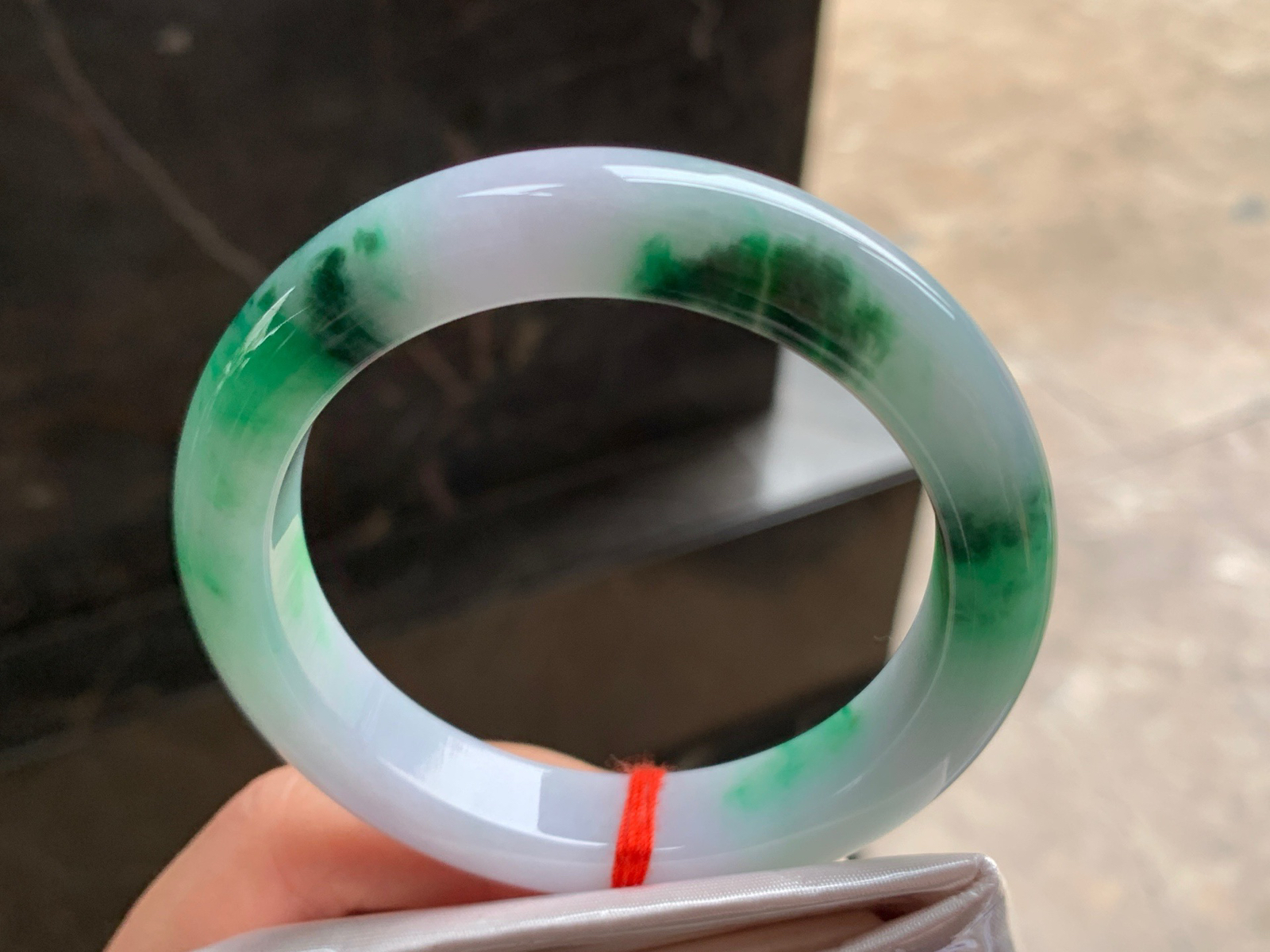 55-12-9.2

带色手镯^_^颜色鲜艳 玉质温润