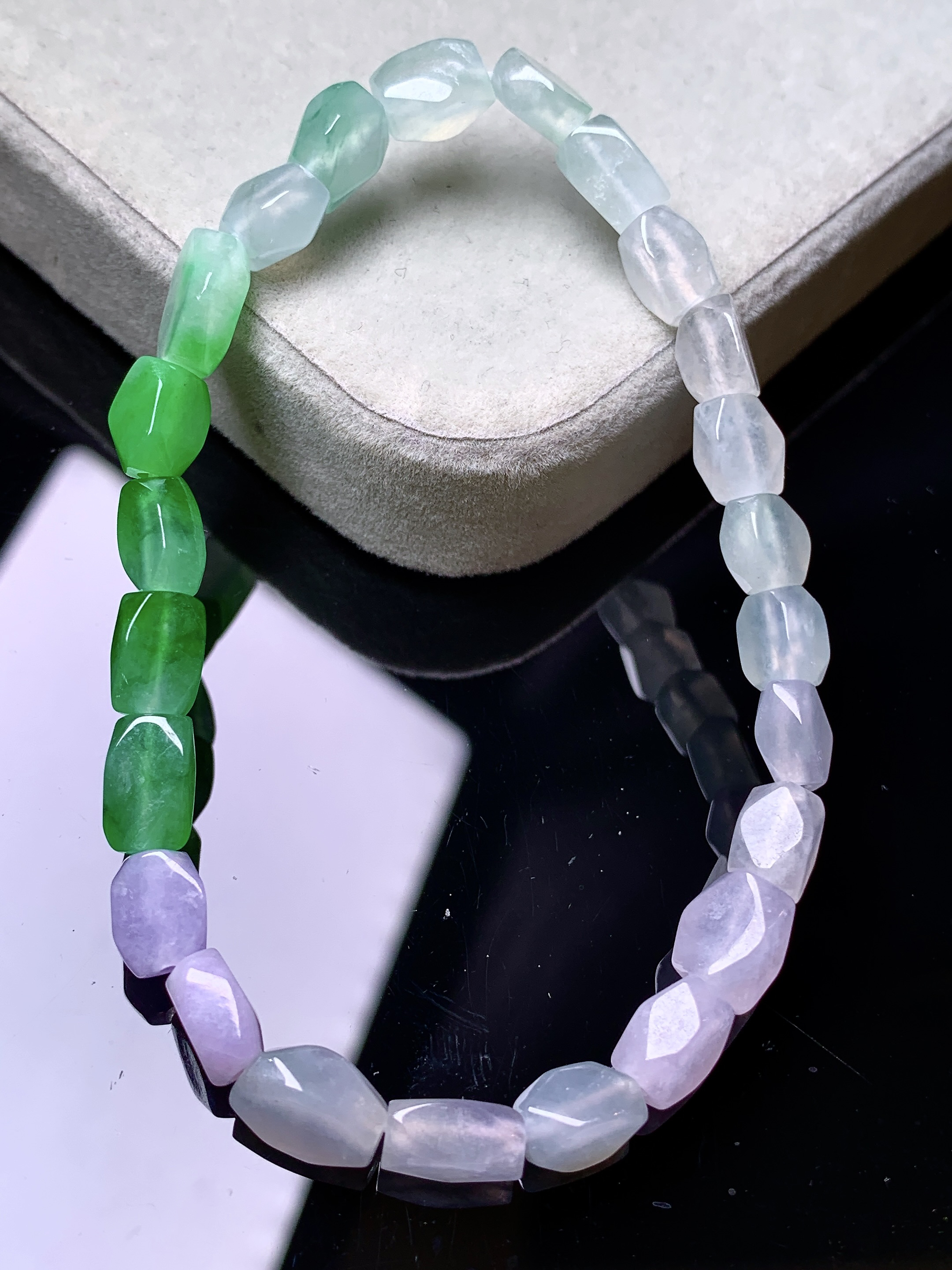 随形手链吊坠 玉质细腻 色泽艳丽清新 水润亮眼 整体尺寸7.5*5.6*4.5