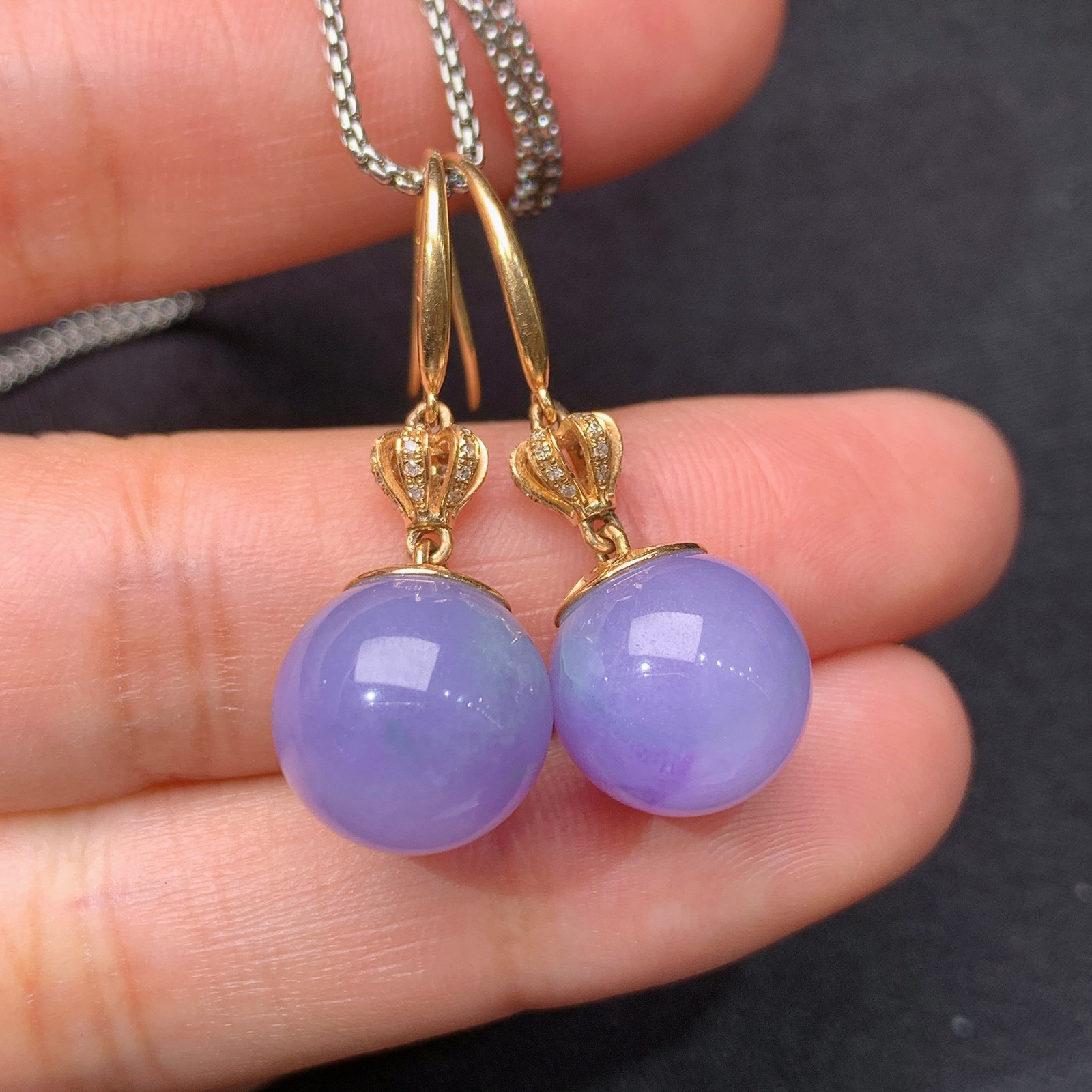 紫罗兰圆珠耳坠，18k金镶嵌，温润细腻，颜色鲜艳 Hon 直径11.5