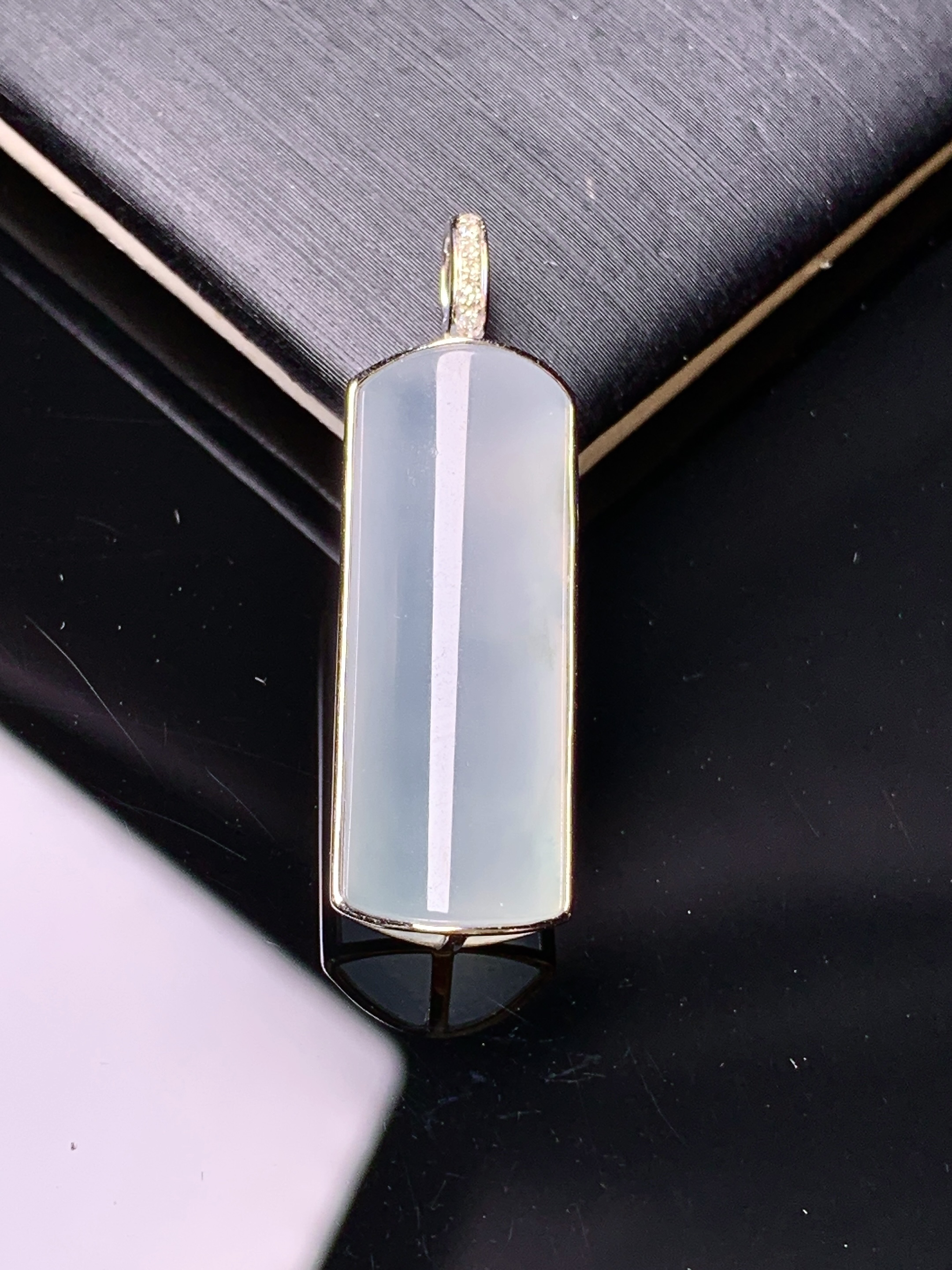 冰种玉柱吊坠 玉质细腻 色泽艳丽清新 水润亮眼 整体尺寸30.6*9.7*5.2