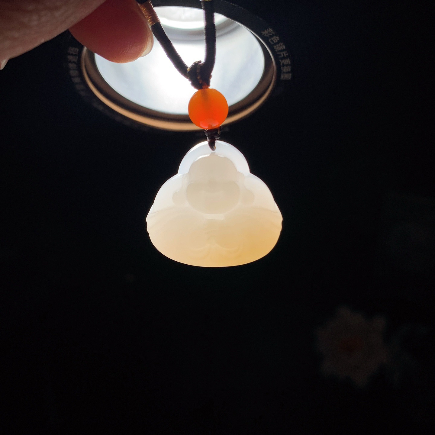 新疆和田玉白且末糖佛引福来挂件。尺寸23/25/14重14.8克。玉质细腻油润。手推出油。佩戴高端典雅。lt260309