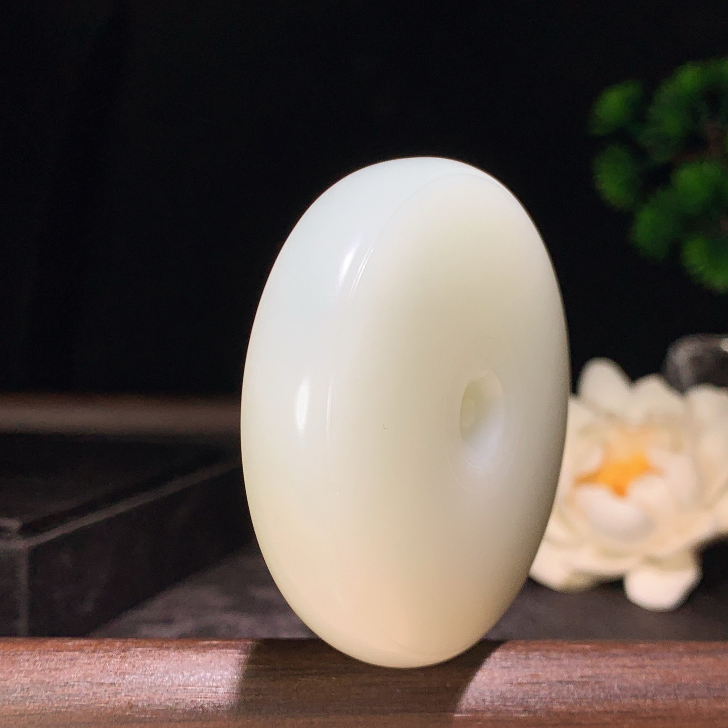 新疆和田玉平安扣挂件。尺寸56/15重97.8克。玉质细腻油润。手推出油。佩戴高端典雅。lt2603