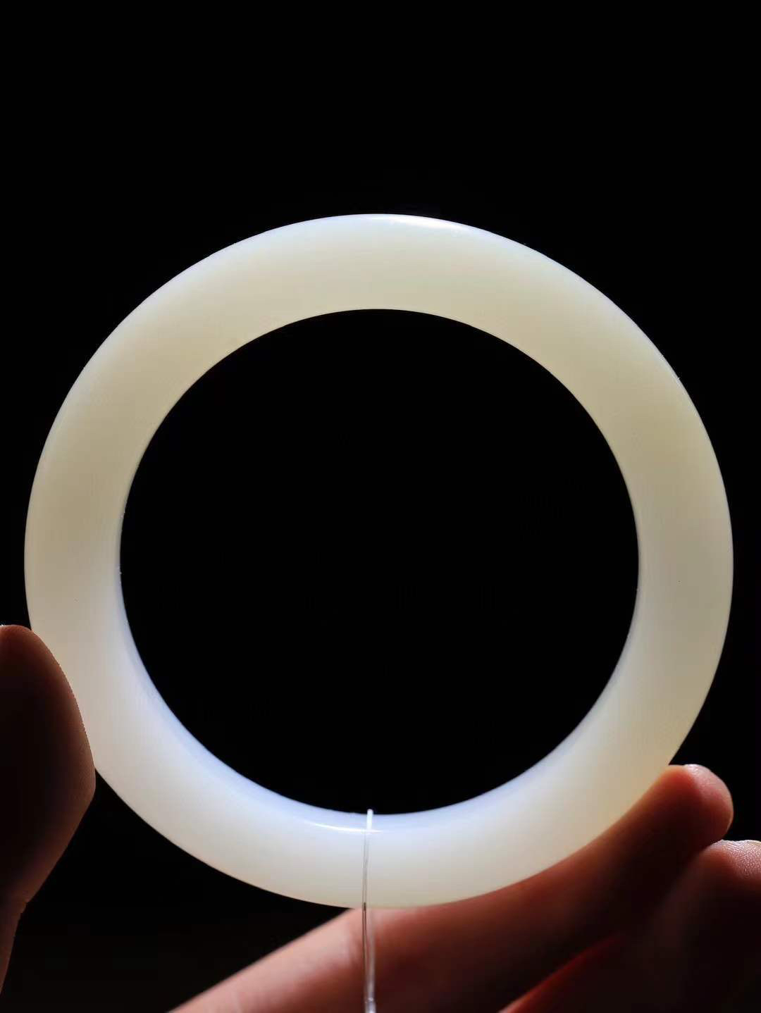 [温润如玉.手镯]

精品和田玉糖白玉手镯。玉质温润细腻 油性十足 手感舒适，高华雅逸，线条流畅，简约大气，美自天成，素雅高贵。佩戴于腕间，婉约之美，举手投足间透出那份低调奢华。重70克 内径60mm尺寸11.8-10.7mm7836914T