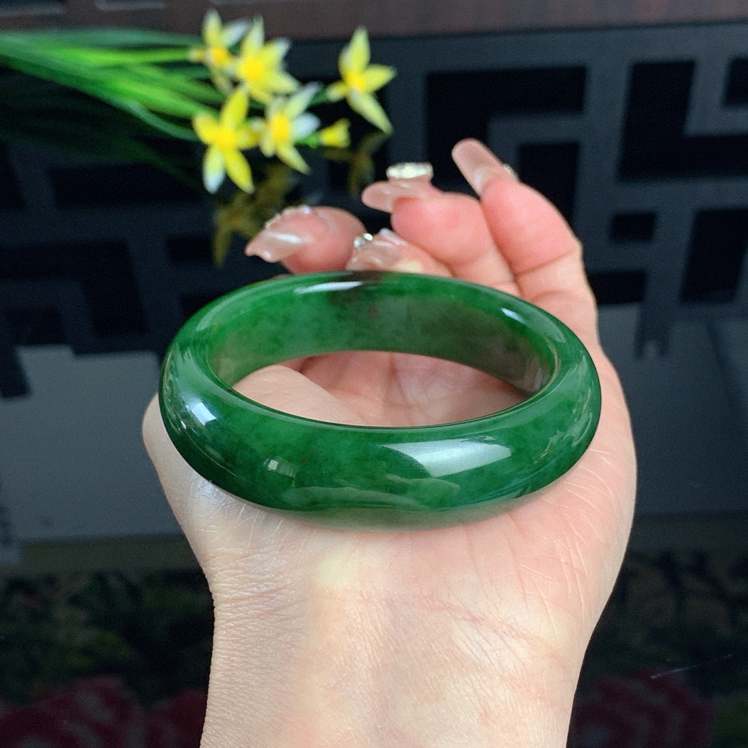 土豪款，和田玉52圈口菠菜绿宽条碧玉手镯！7号坑黑皮料子，圈口52宽15.8厚8.6玉质细腻油润 底