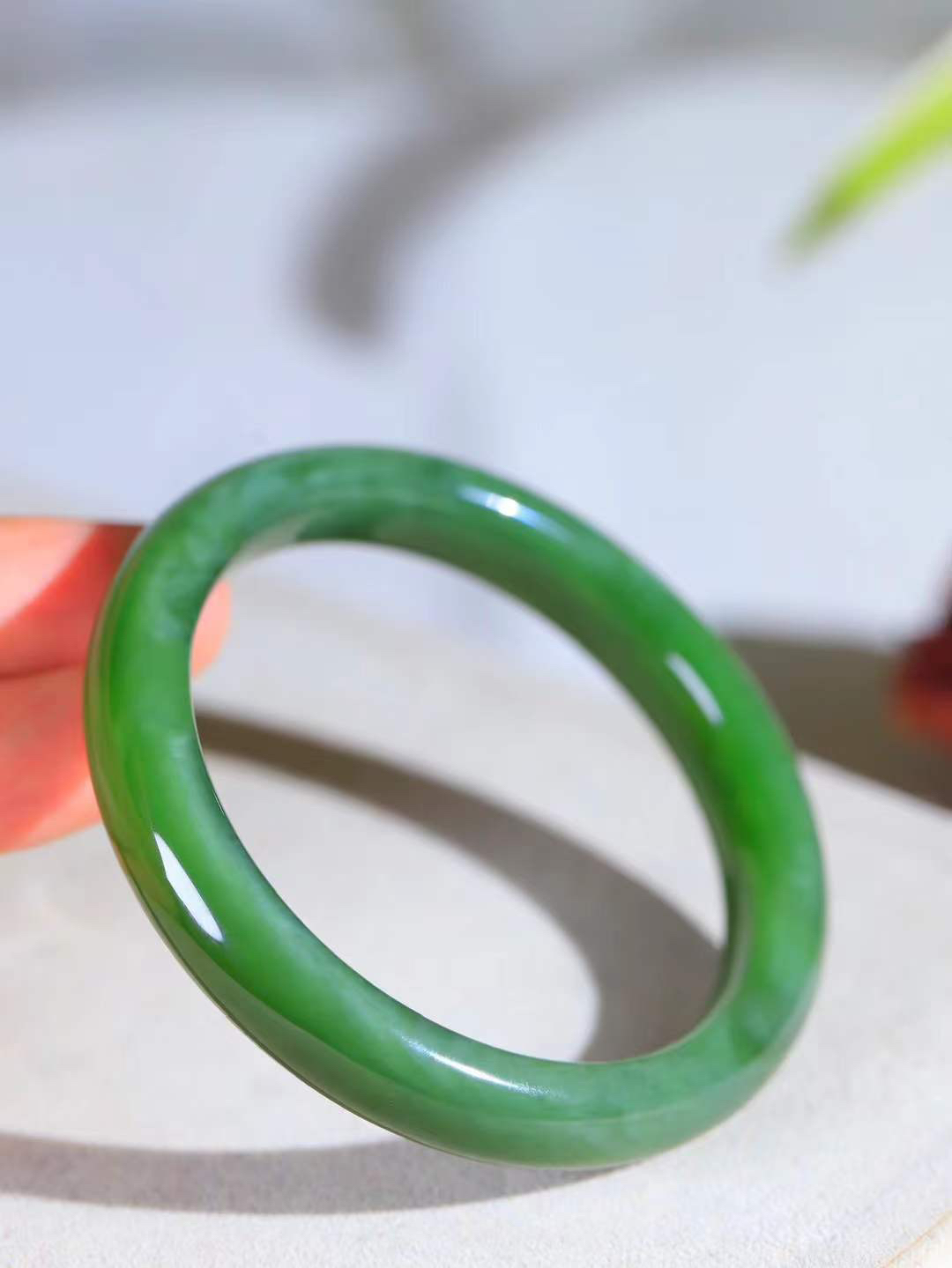 【碧波流转·手镯】

精品和田玉碧玉手镯，玉质细腻温润，手感舒适，️线条流畅，简约大气，美自天成，佩戴于腕间，婉约之美，举手投足间透出那份低调奢华，醉人心扉。
重47克 内径圈口57mm尺寸11.2-8.5mm  FDA-1325308