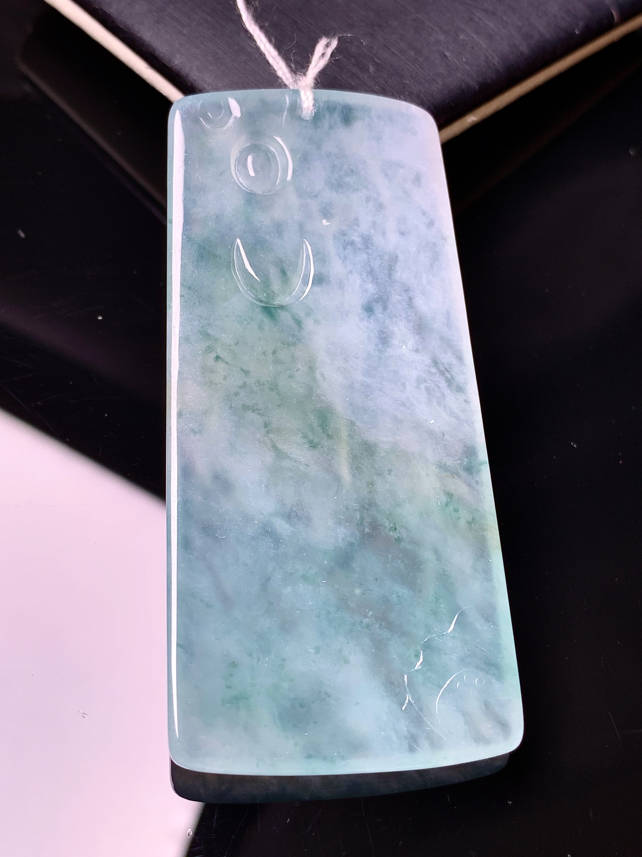 飘绿观音菩萨吊坠 玉质细腻 色泽艳丽清新 水润亮眼 整体尺寸62.6*29.5*5.8