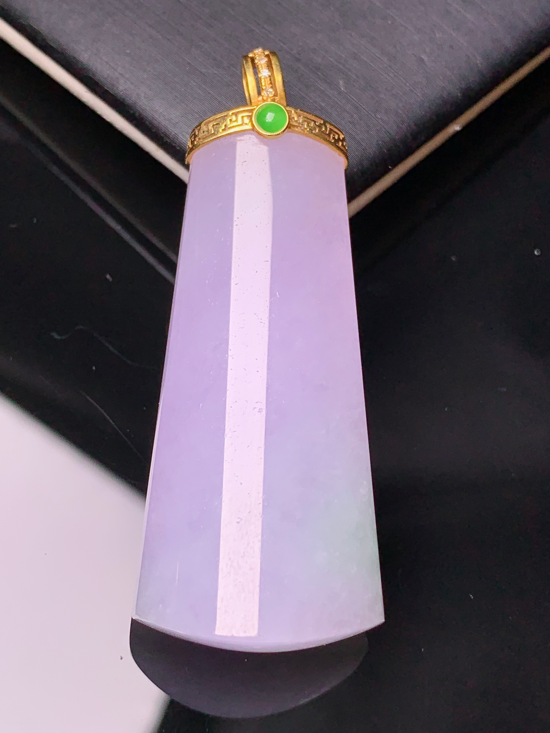 18k金钻镶嵌紫罗兰玉柱吊坠 玉质细腻 色泽艳丽清新 水润亮眼 整体尺寸49.3*19.3*10.3