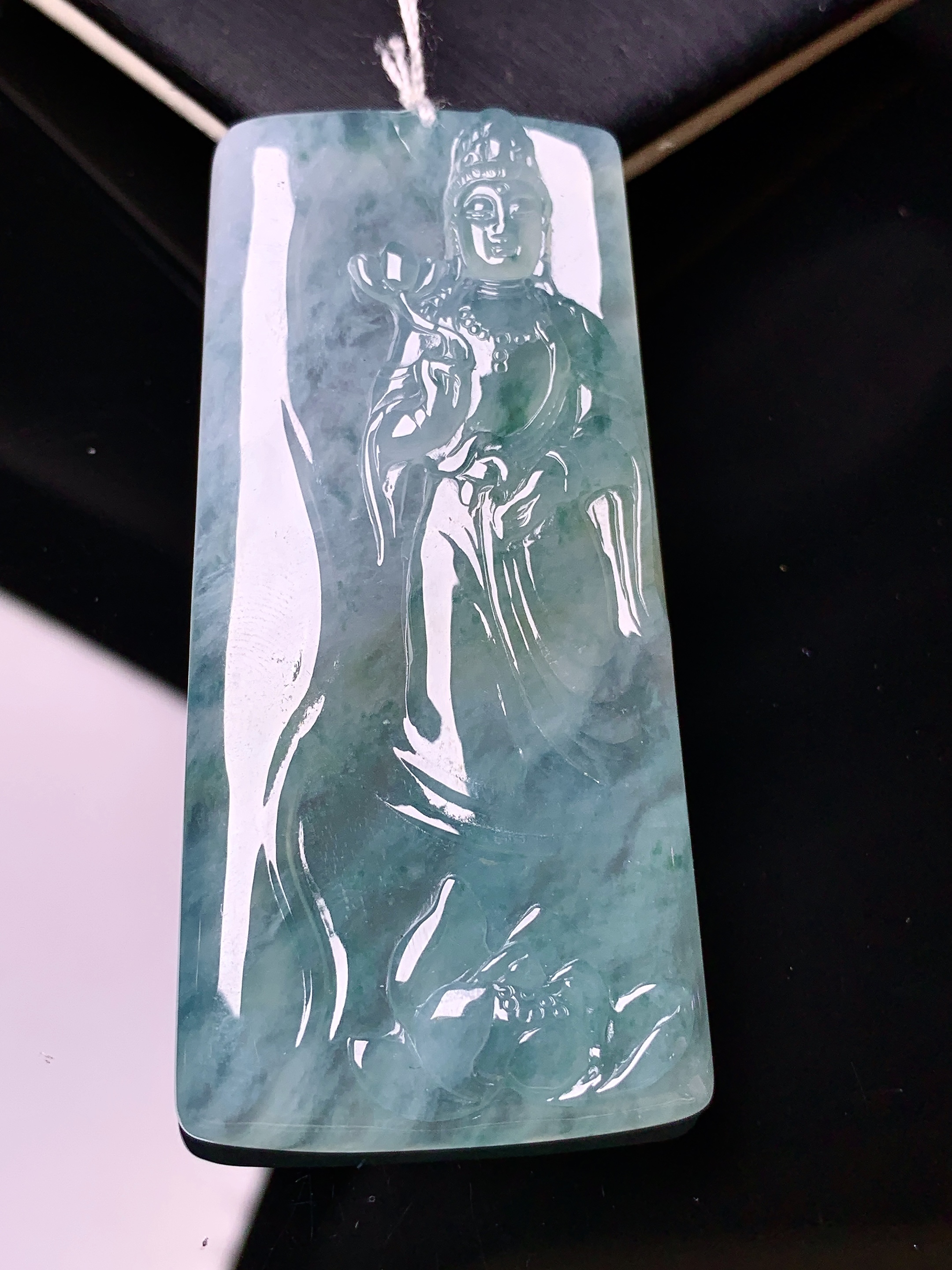 飘绿观音菩萨吊坠 玉质细腻 色泽艳丽清新 水润亮眼 整体尺寸62.6*29.5*5.8