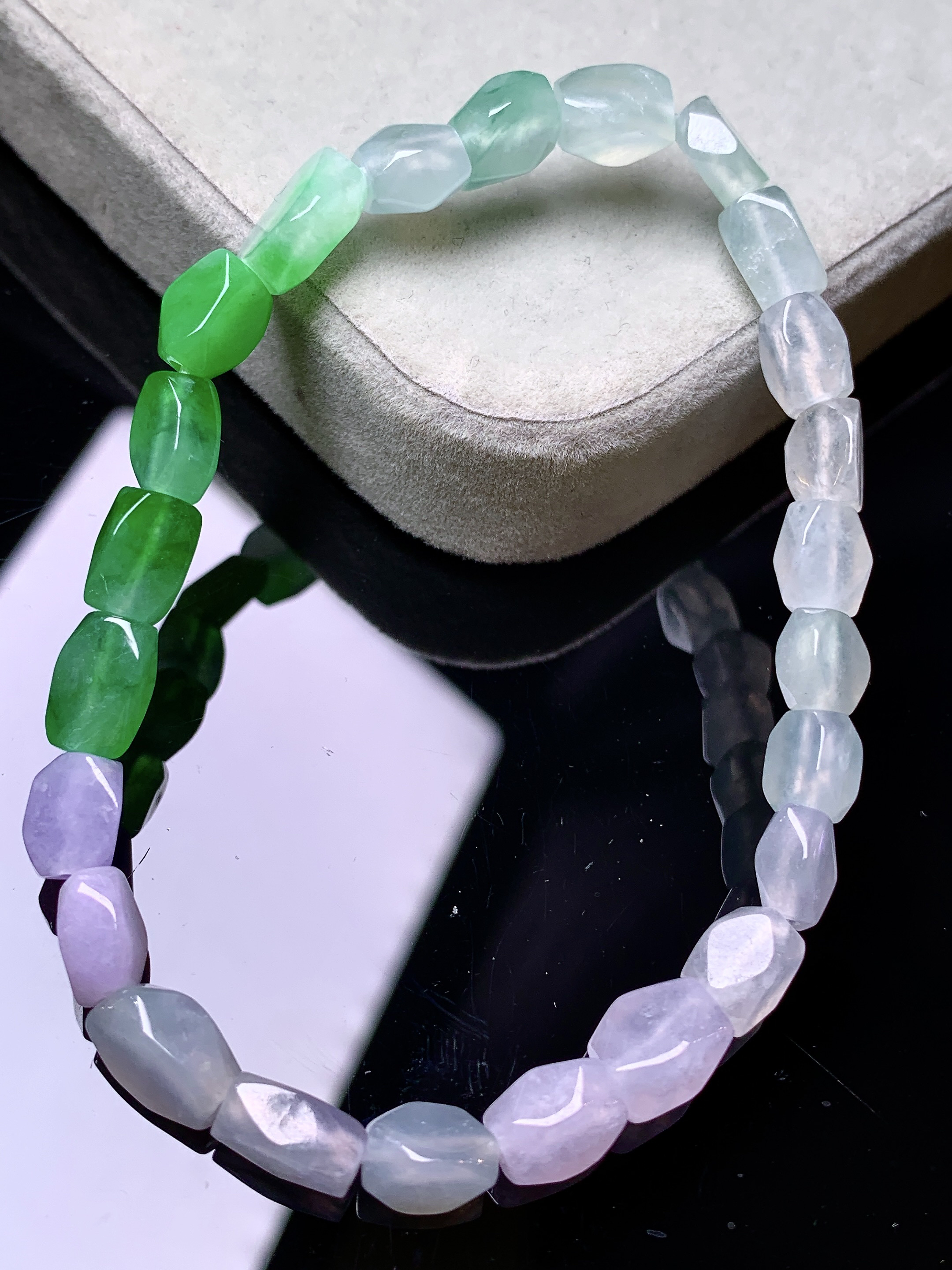 随形手链吊坠 玉质细腻 色泽艳丽清新 水润亮眼 整体尺寸7.5*5.6*4.5