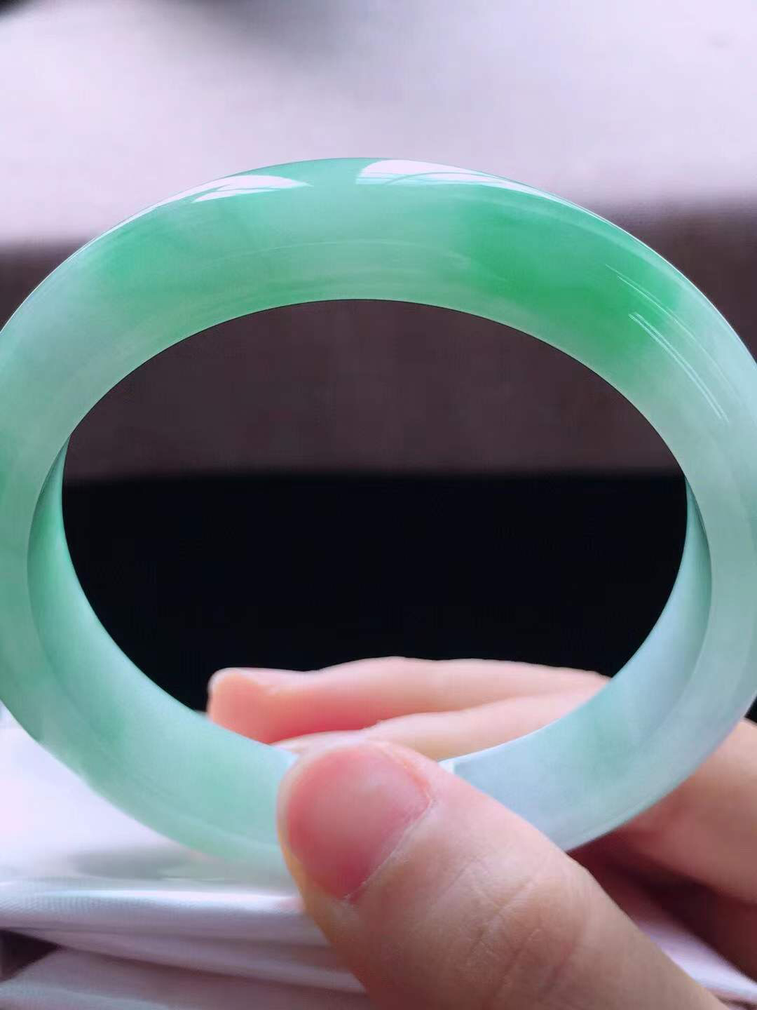 【翡翠名称】老种冰飘绿56.3圈口圆条手镯
【翡翠尺寸】56.3*12.2*8.3mm适合55.3-57.5正圈口佩戴
【翡翠描述】宝贝种老水足，玉质细腻，色泽靓丽，性价比高，佩戴效果好！
【其它赠送】权威证书/精美挂绳盒子/支持全国复检　