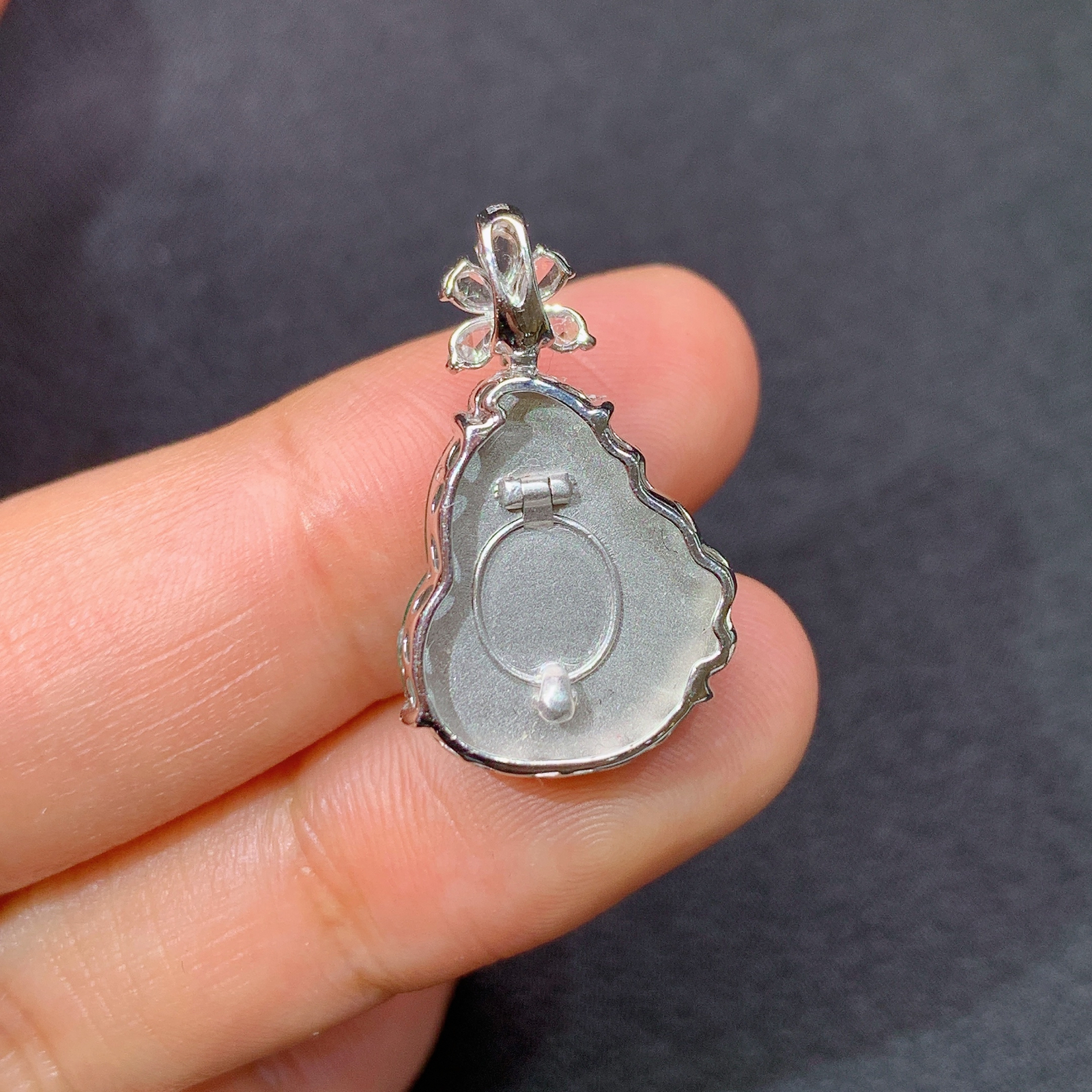 冰阳绿葫芦吊坠，18k金镶嵌，冰润色阳，玉质细腻，种水足，Cr 尺寸23.6*14*6.1