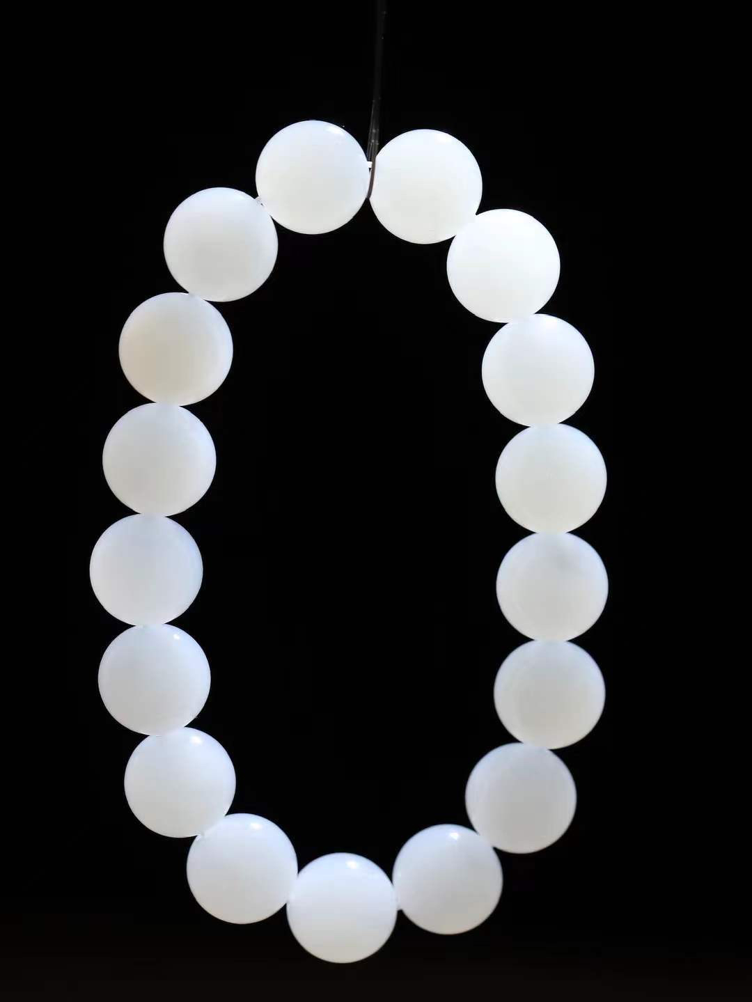 【珠圆玉润.手串】

精品️和田玉白玉珠圆玉润手串 玉质温润细腻  整串打磨圆润，佩戴舒适。珠珠落玉盘，间关莺语花底滑，一生美好时光，无论身在何处，都有它相伴相守。事事顺遂，幸福美满，吉祥如意。重45.5克 尺寸取一12mm FDT-1635913