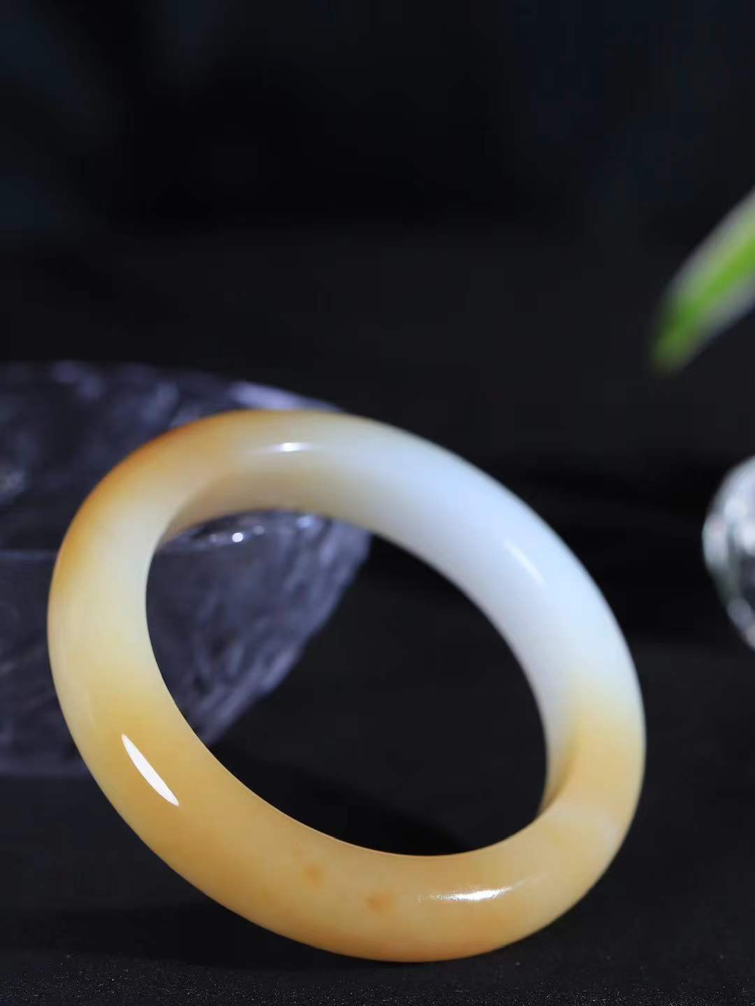 【暖玉生香·手镯】

收藏级臻品和田玉糖白玉手镯，质地油润细腻，色泽高贵典雅，镯型古朴典雅。在诗情画意的雨巷相遇，你是我腕间的一抹风情，有你眸有深情，清风荡漾湖间静水，我愿俯身低眉，在烟波涟漪处，寻你深情倩影。内径55mm尺寸14-10mm重67克  6928358A