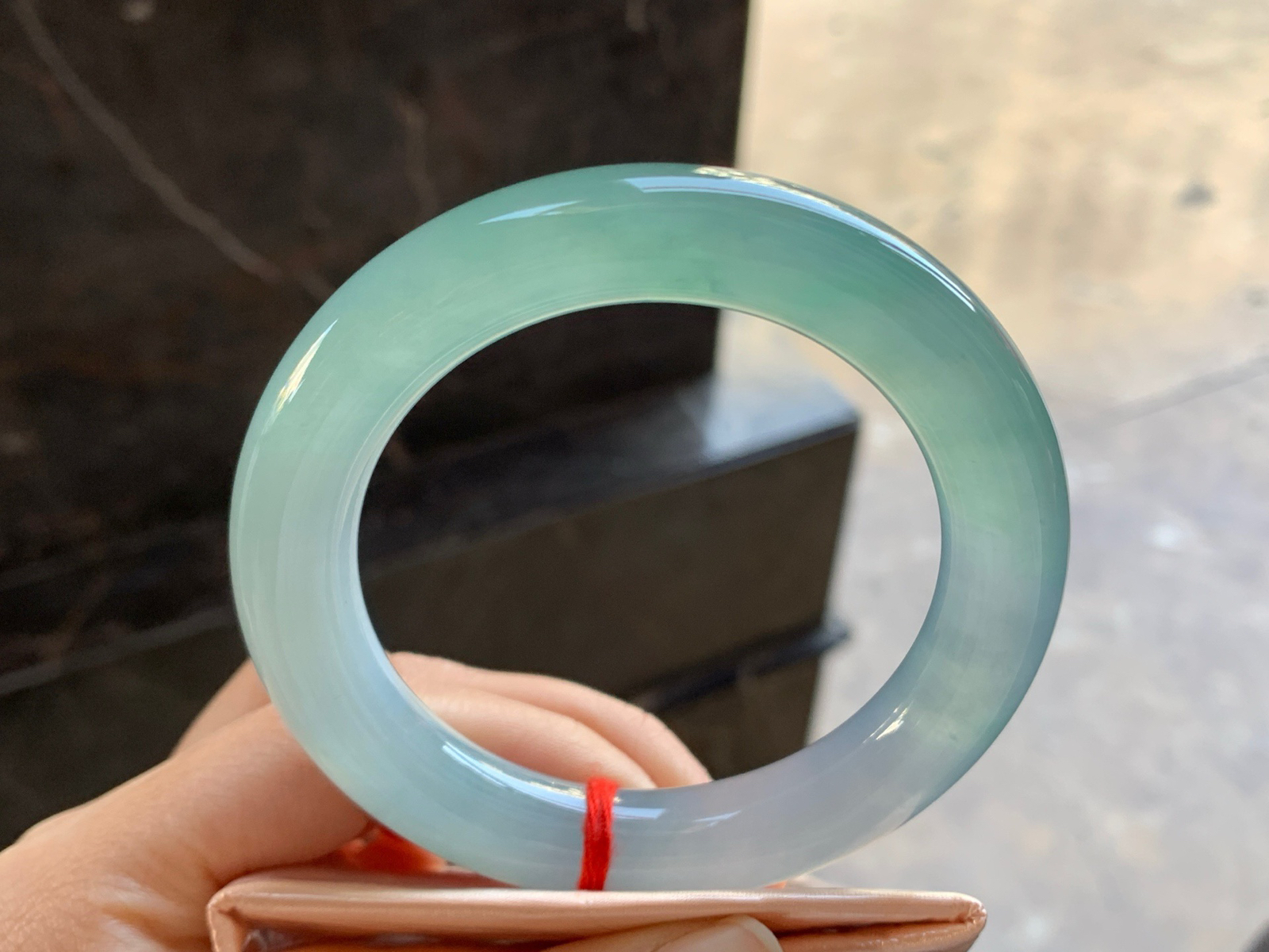 57-12

冰晴蓝圆条手镯^_^颜色鲜艳