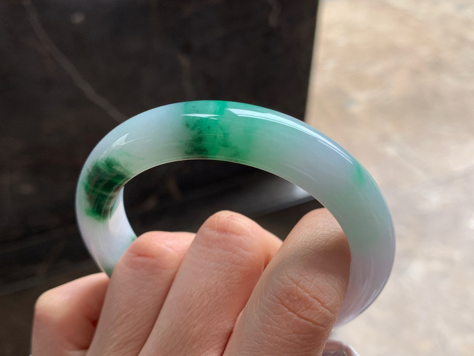 55-12-9.2

带色手镯^_^颜色鲜艳 玉质温润