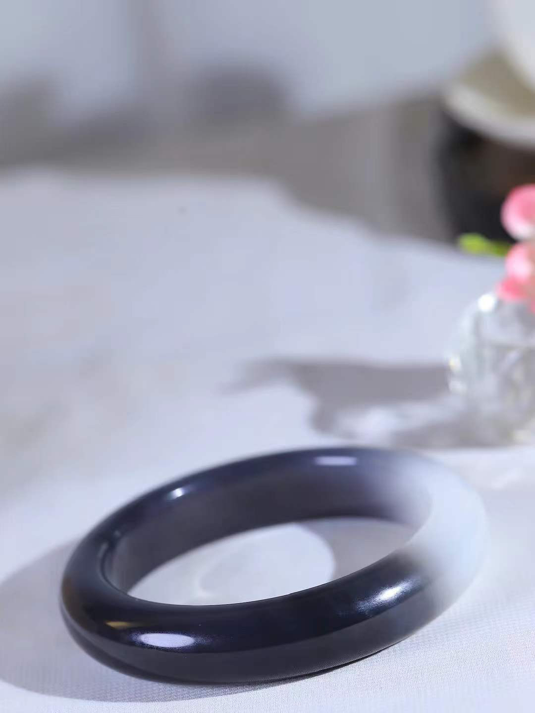 【柔情素语·手镯】

精品和田玉烟紫白玉双色手镯，玉质细腻温润，手感舒适，️线条流畅，简约大气，美自天成，佩戴于腕间，婉约之美，举手投足间透出那份低调奢华，醉人心扉。重69克 内径圈口57.5mm  尺寸13.8-9.7mm   FDA-5520303