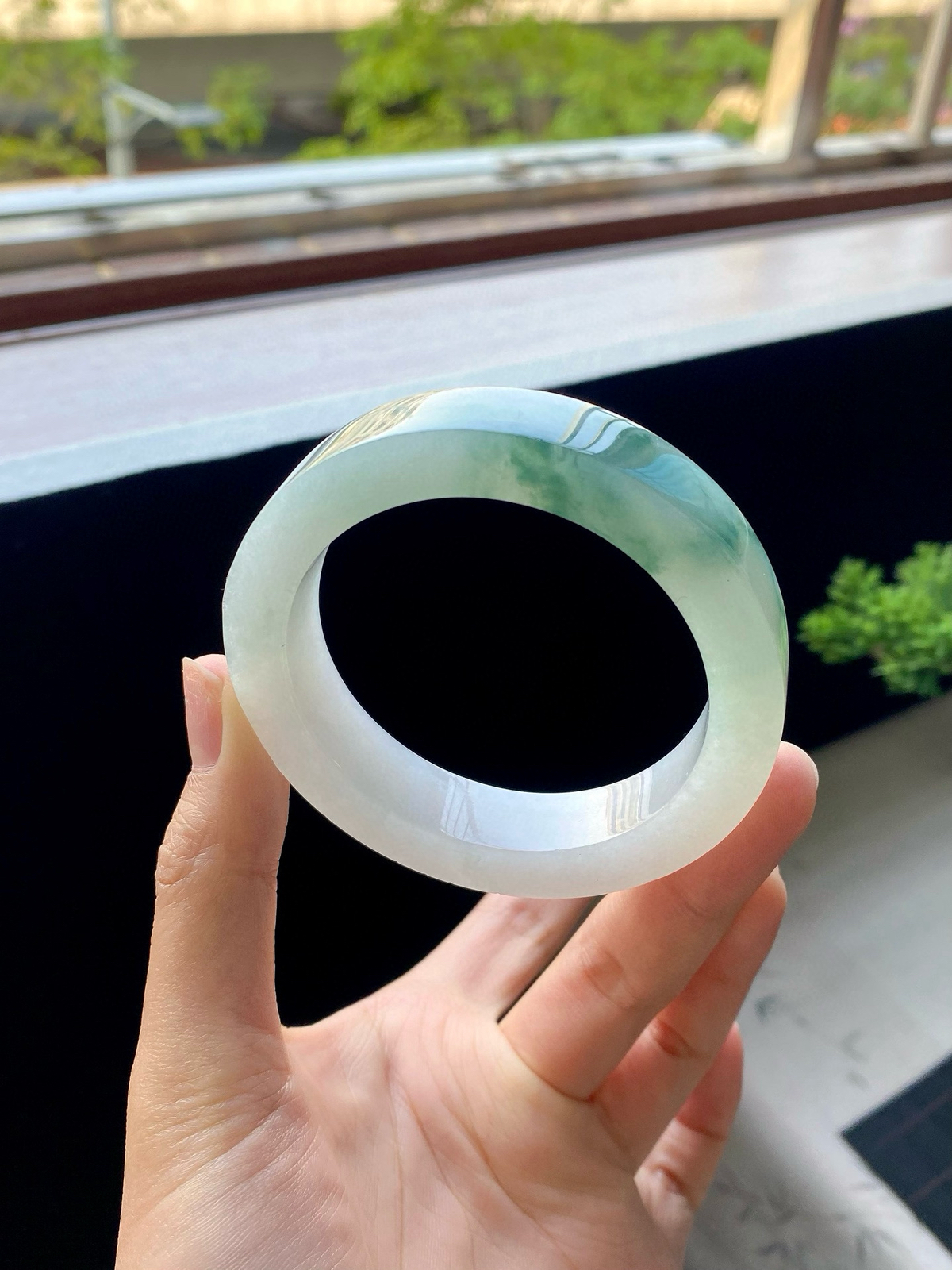 白冰飘花镯胚，正圈最大做58，圆条最大做54
⭕️74-55.6-13-9