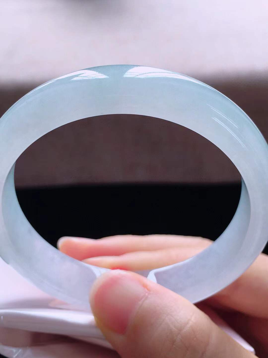 【翡翠名称】老坑种白冰53.5正圈口手镯
【翡翠尺寸】53.5*12*7mm适合52.5-55正圈口