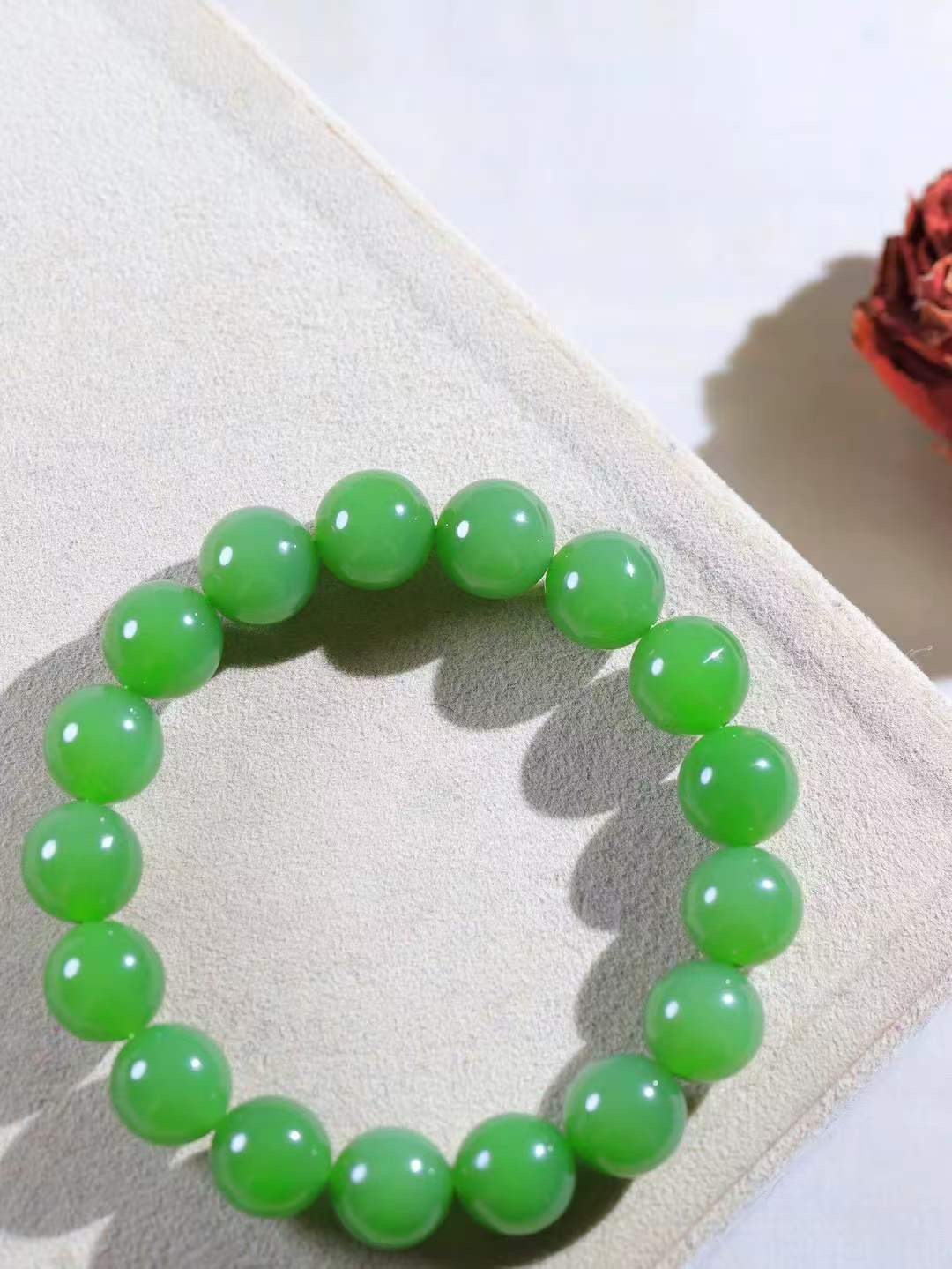 【珠圆玉润.手串】

收藏级️和田玉碧玉珠圆玉润手串 玉质温润细腻  整串打磨圆润，佩戴舒适。珠珠落玉盘，间关莺语花底滑，一生美好时光，无论身在何处，都有它相伴相守。事事顺遂，幸福美满，吉祥如意。重47克 尺寸取一12mm  FDA-8826334