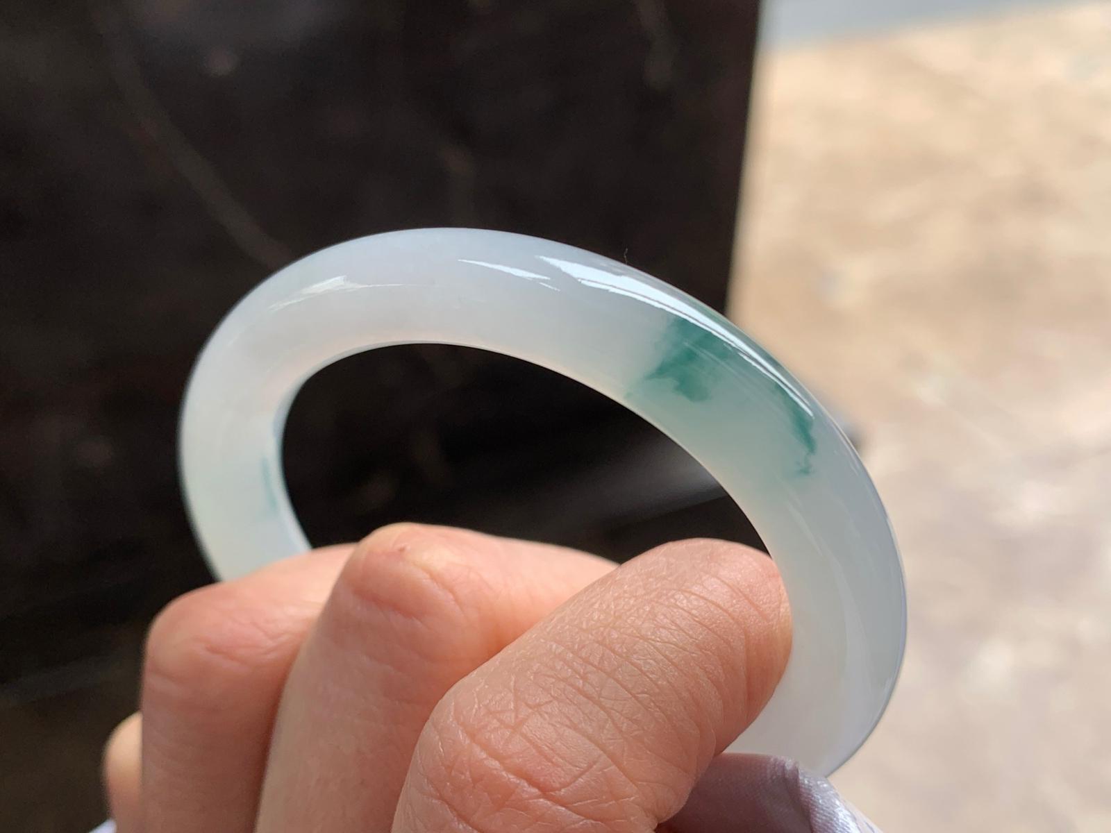 52.5-8.9

冰蓝花贵妃手镯^_^清新 正圈50可以带