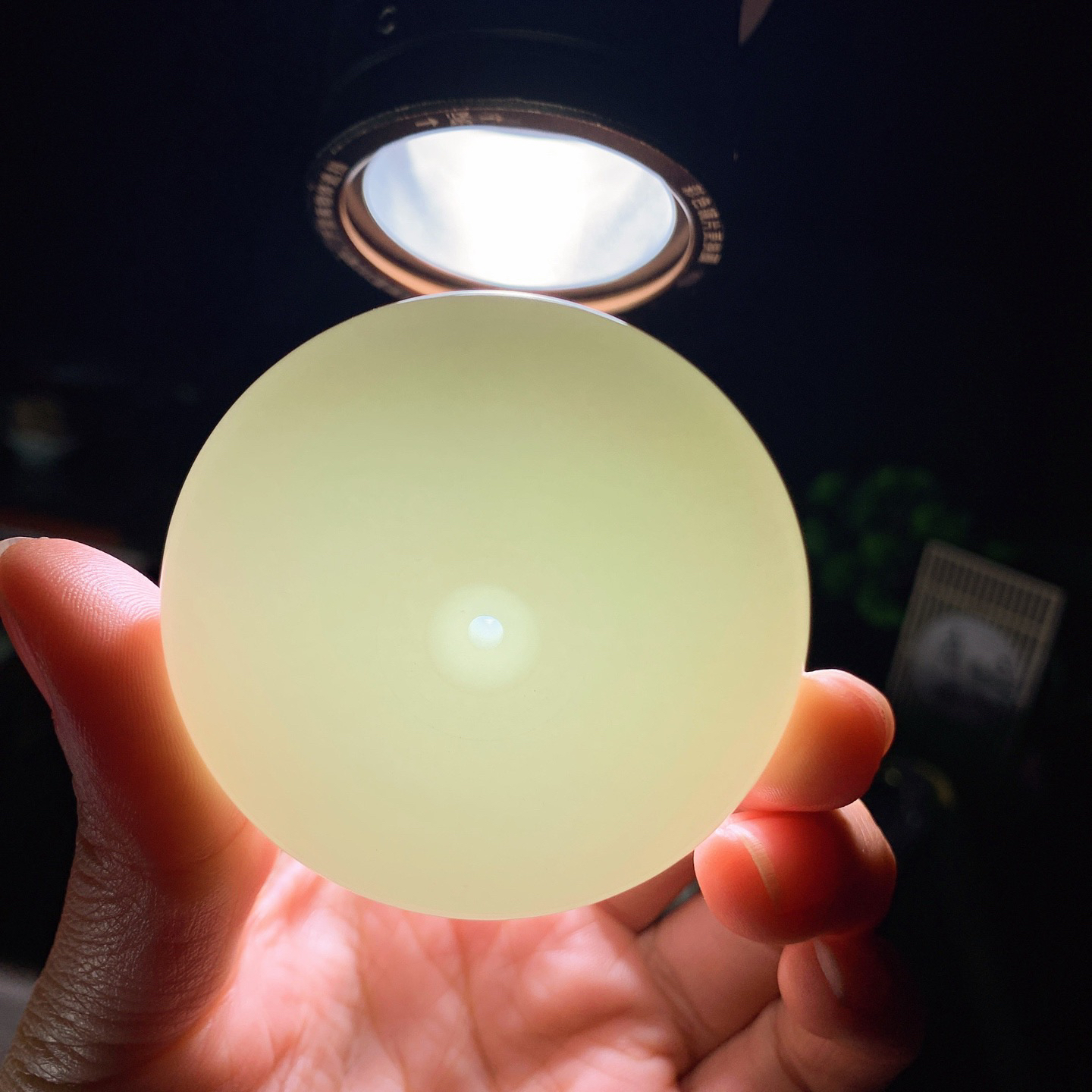 新疆和田玉平安扣挂件。尺寸56/15重97.8克。玉质细腻油润。手推出油。佩戴高端典雅。lt260309