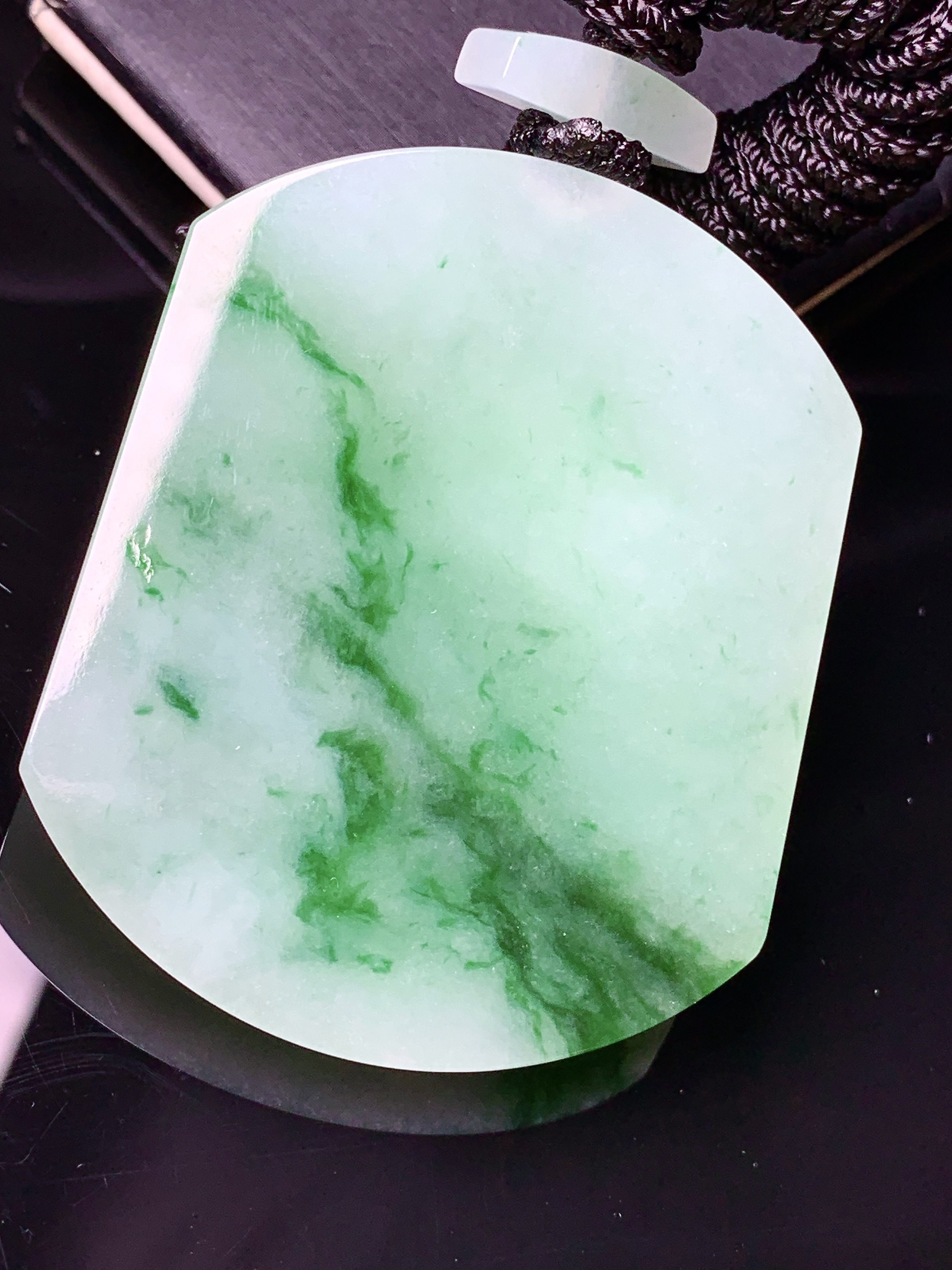 飘绿无事牌吊坠 玉质细腻 色泽艳丽清新 水润亮眼 整体尺寸54*44*5.8