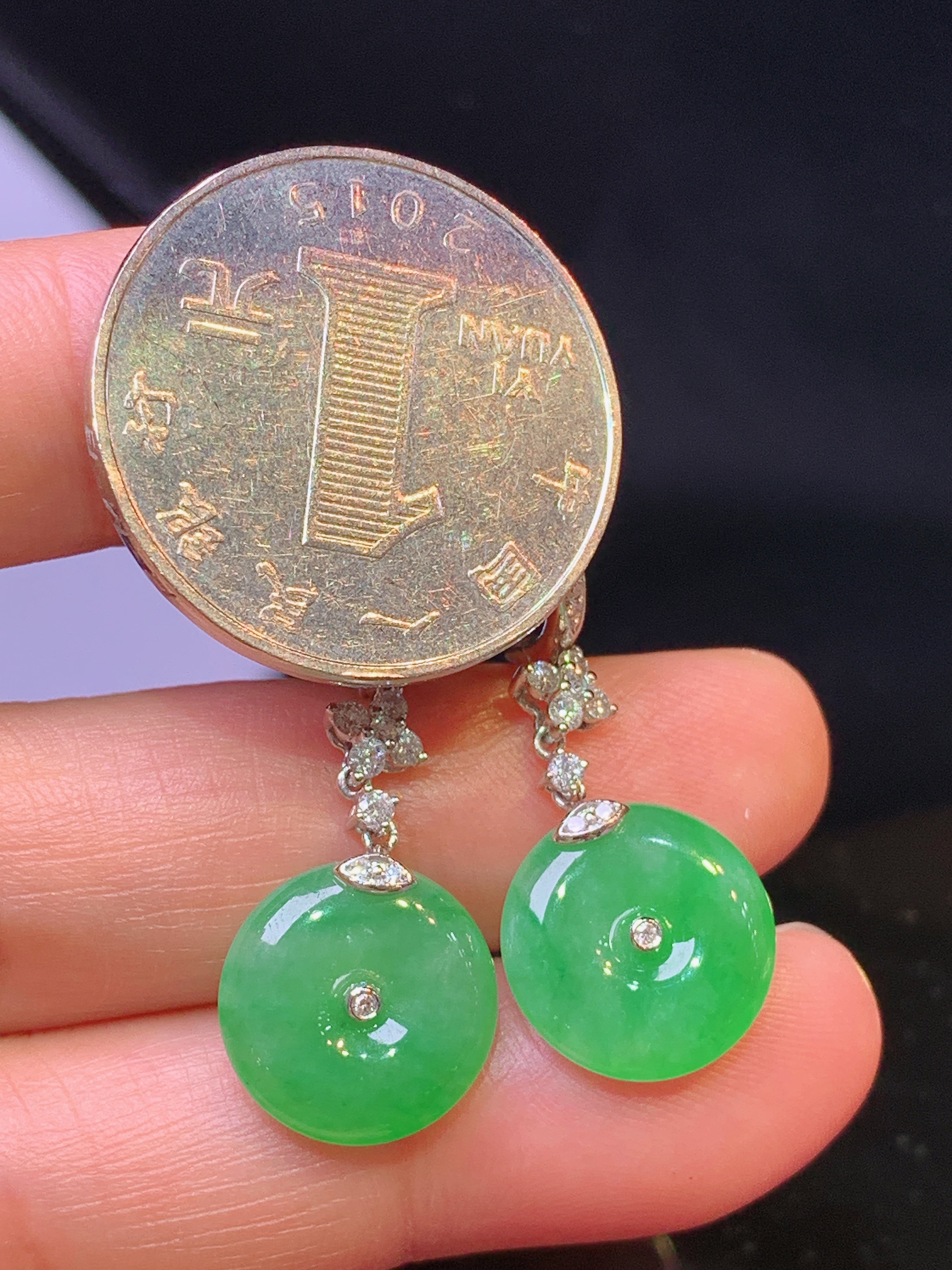 18k金钻镶嵌满绿平安扣耳坠 玉质细腻 色泽艳丽清新 水润亮眼 整体尺寸33.6*12.6*3.2