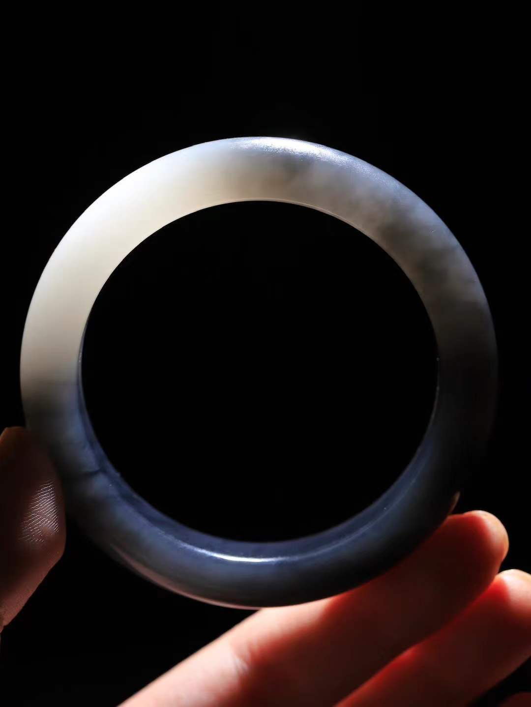 【柔情素语·手镯】

精品和田玉烟紫白玉双色手镯，玉质细腻温润，手感舒适，️线条流畅，简约大气，美自天成，佩戴于腕间，婉约之美，举手投足间透出那份低调奢华，醉人心扉。重69克 内径圈口57.5mm  尺寸13.8-9.7mm   FDA-5520303