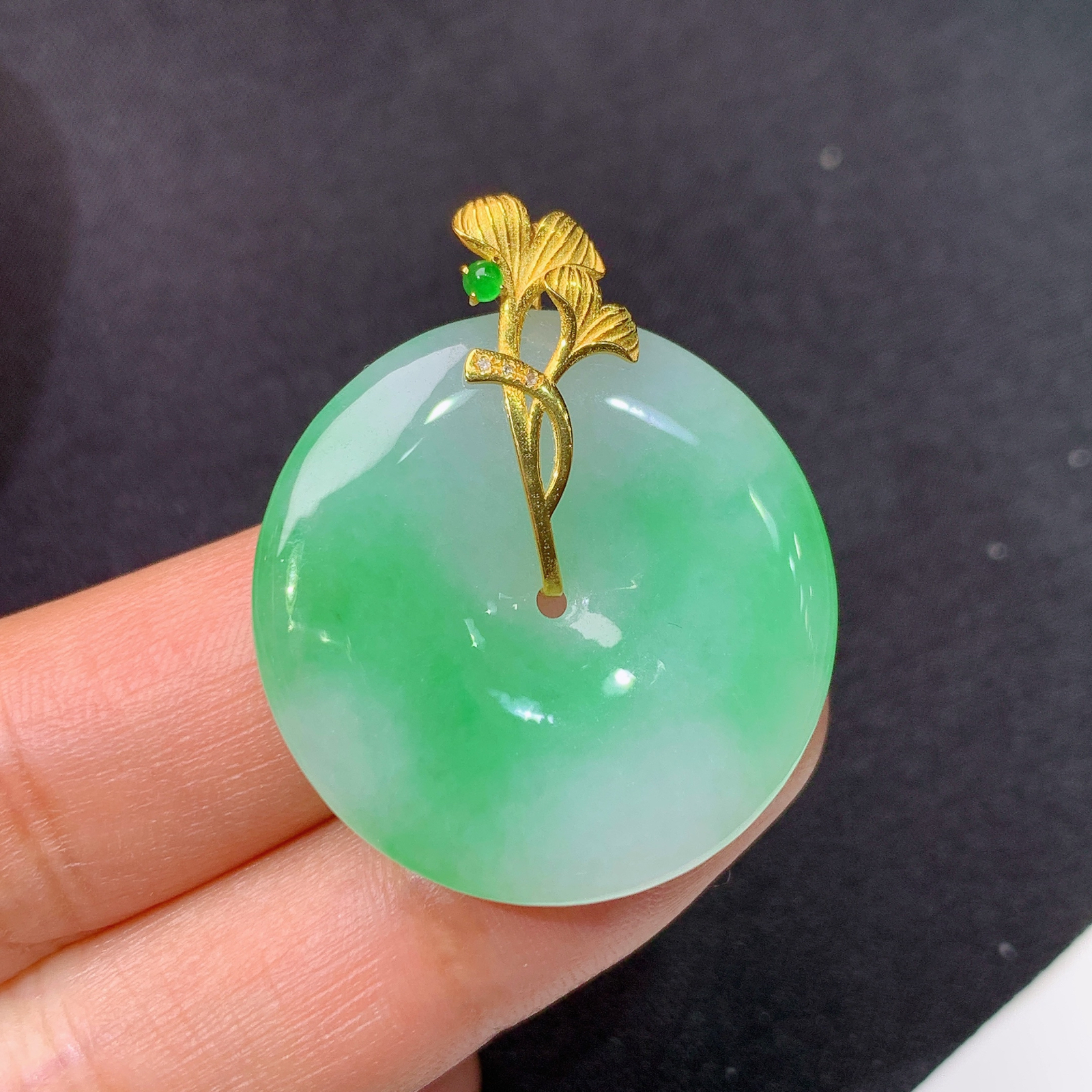 飘绿平安扣吊坠，18k金镶嵌，冰润色阳，玉质细腻，种水足，J34 尺寸33.6*28.2*4.3